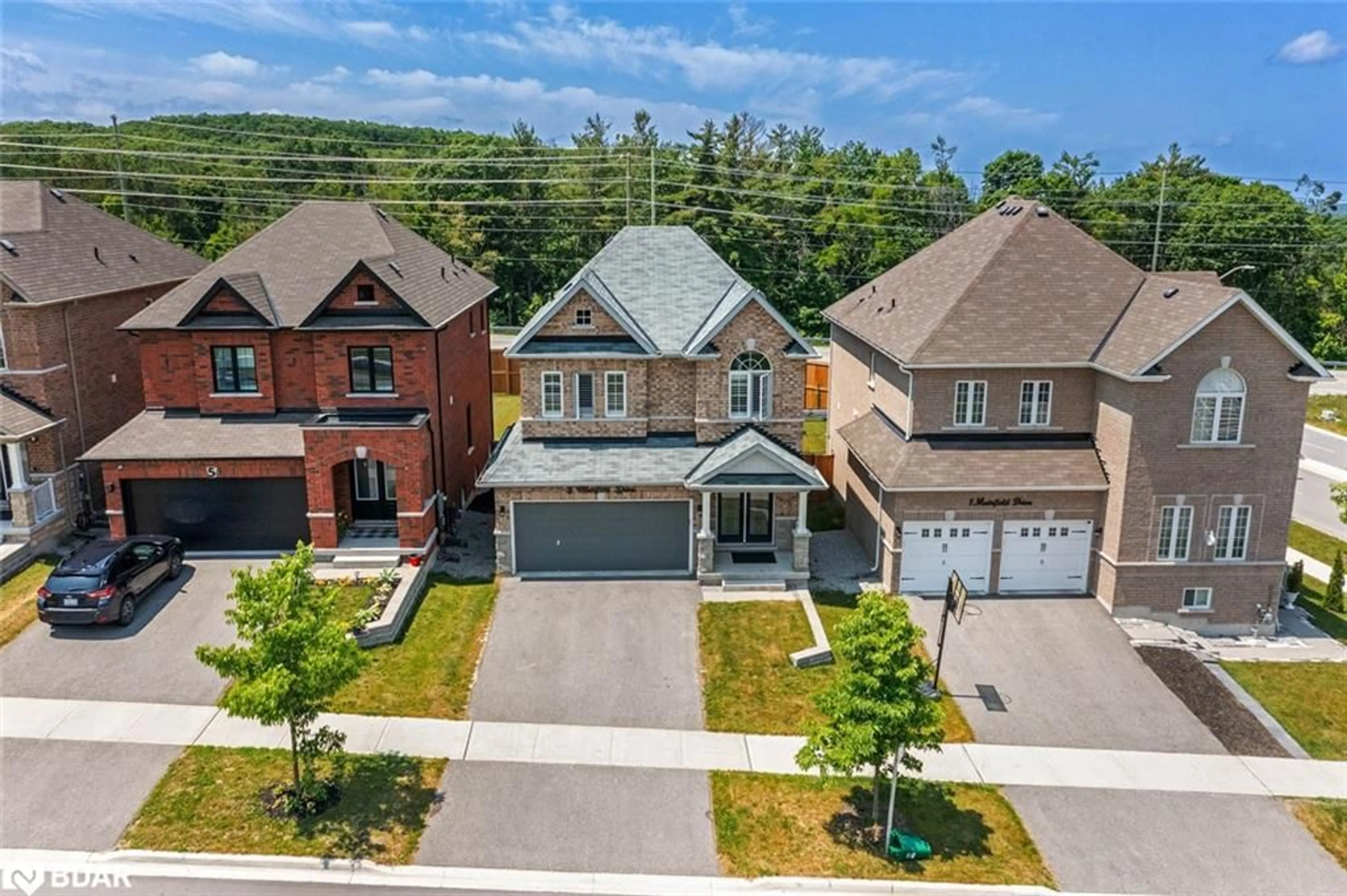 A pic from outside/outdoor area/front of a property/back of a property/a pic from drone, street for 3 Muirfield Drive, Barrie Ontario L4N 5E9