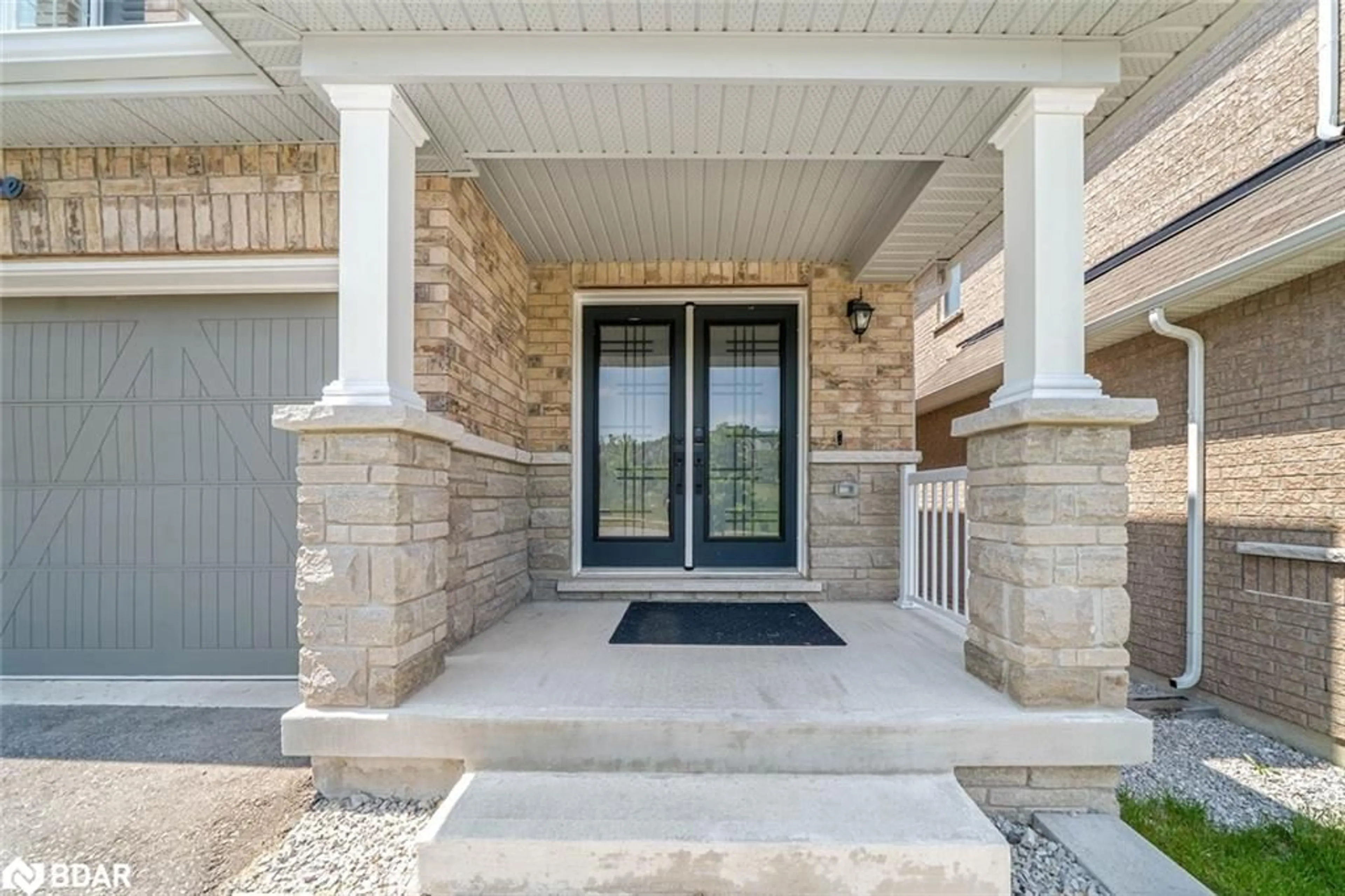 Indoor entryway for 3 Muirfield Drive, Barrie Ontario L4N 5E9