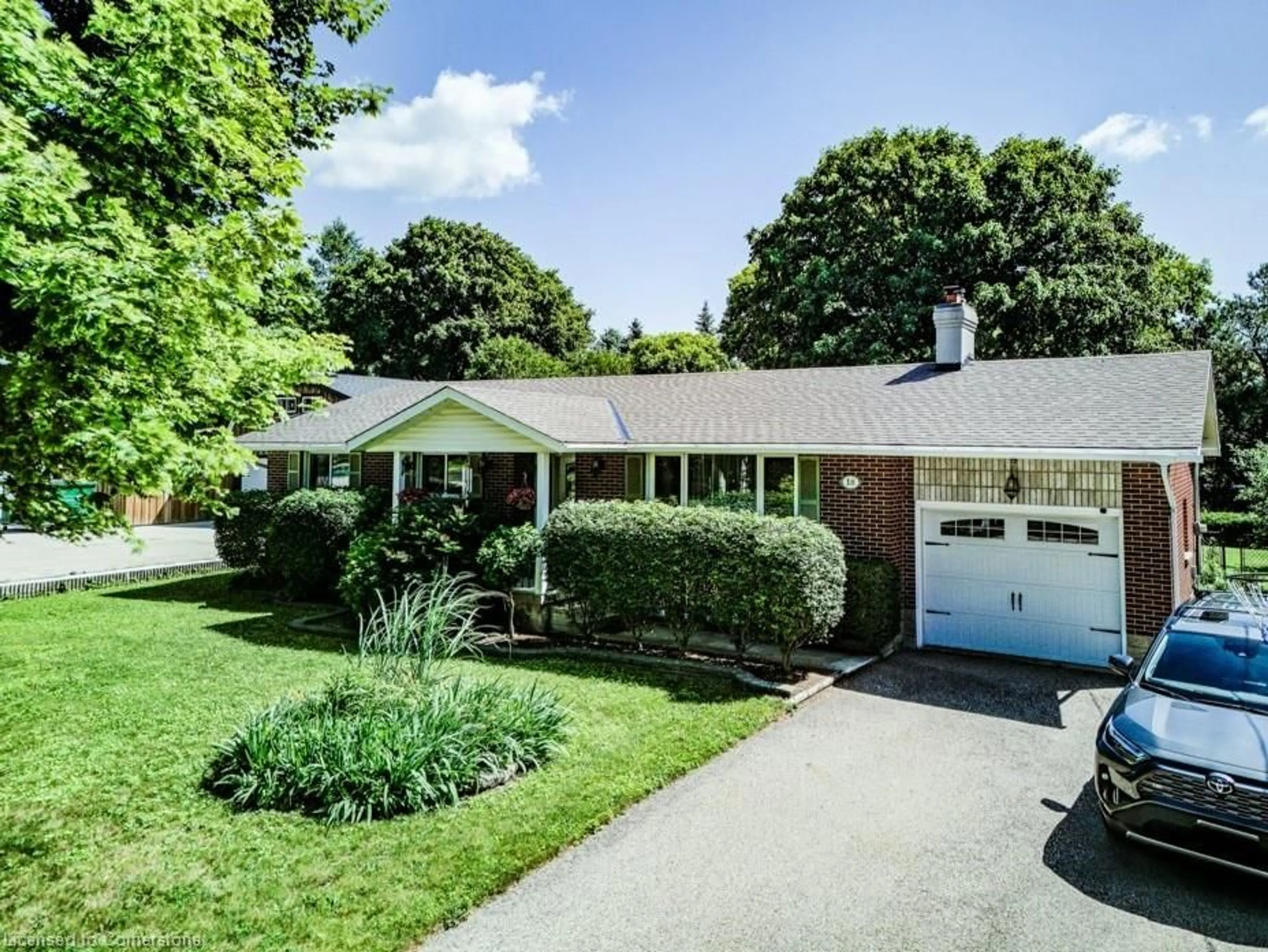 A pic from outside/outdoor area/front of a property/back of a property/a pic from drone, street for 18 Marshall Ave, North Dumfries Ontario N0B 1E0