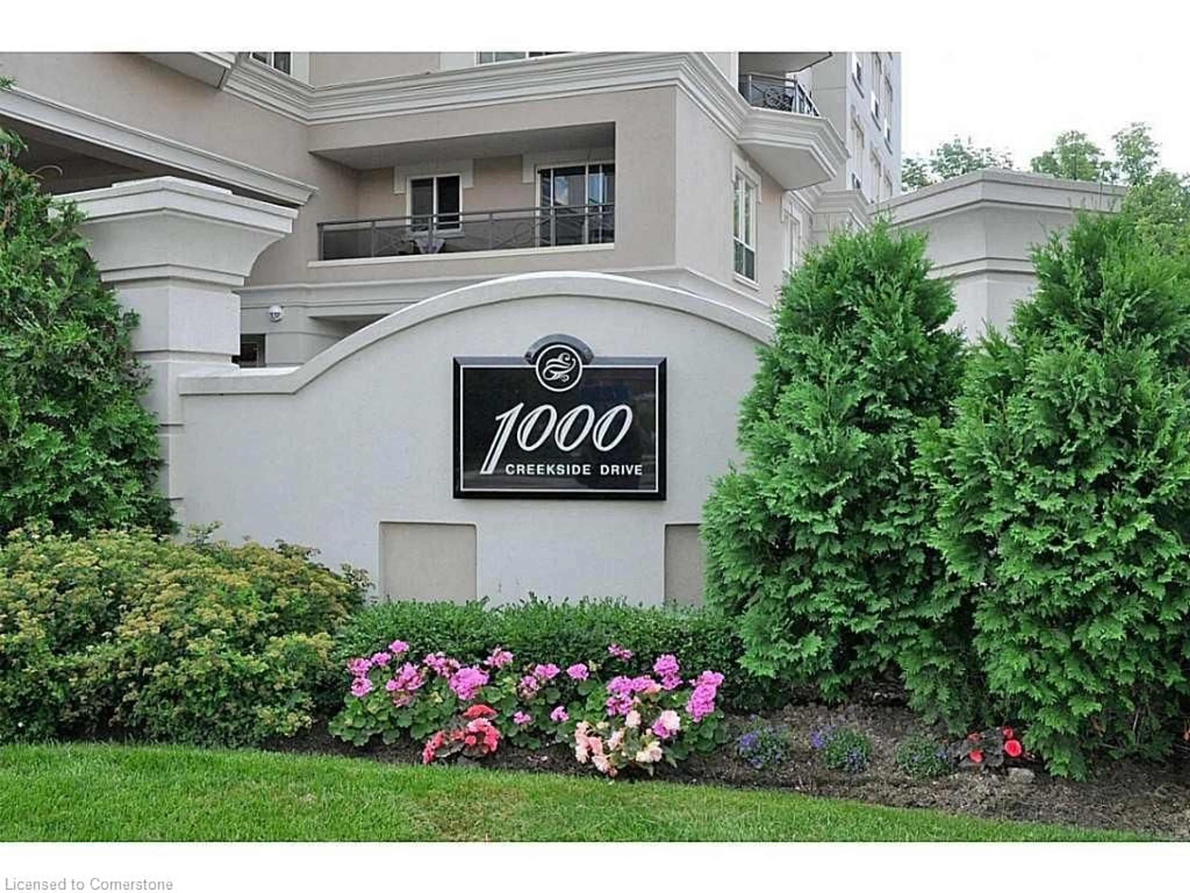 Indoor foyer for 1000 Creekside Dr #407, Dundas Ontario L9H 7S6
