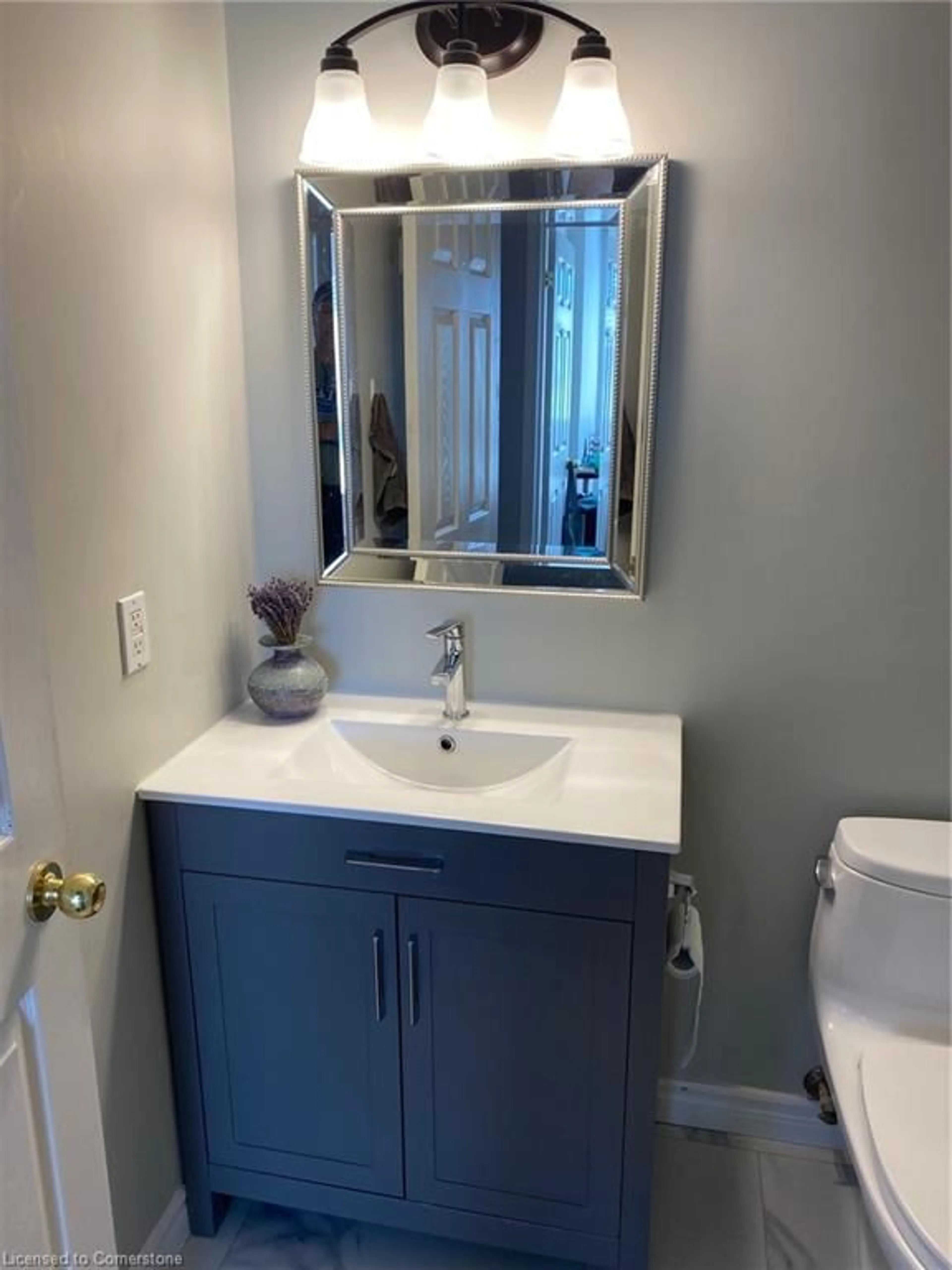 Standard bathroom, ceramic/tile floor for 1000 Creekside Dr #407, Dundas Ontario L9H 7S6