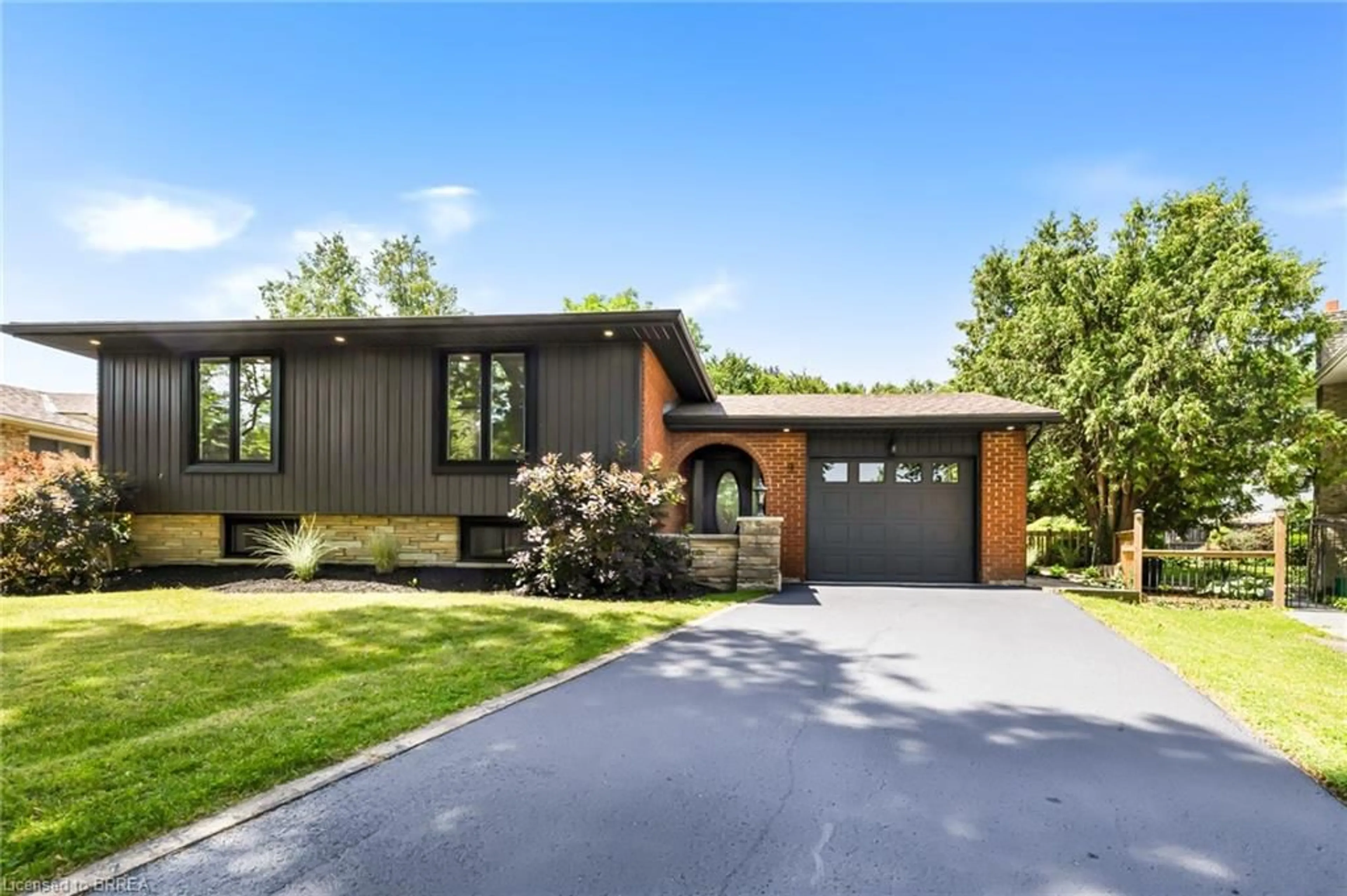 Home with brick exterior material, street for 9 Ventnor Crt, Brantford Ontario N3R 6L8