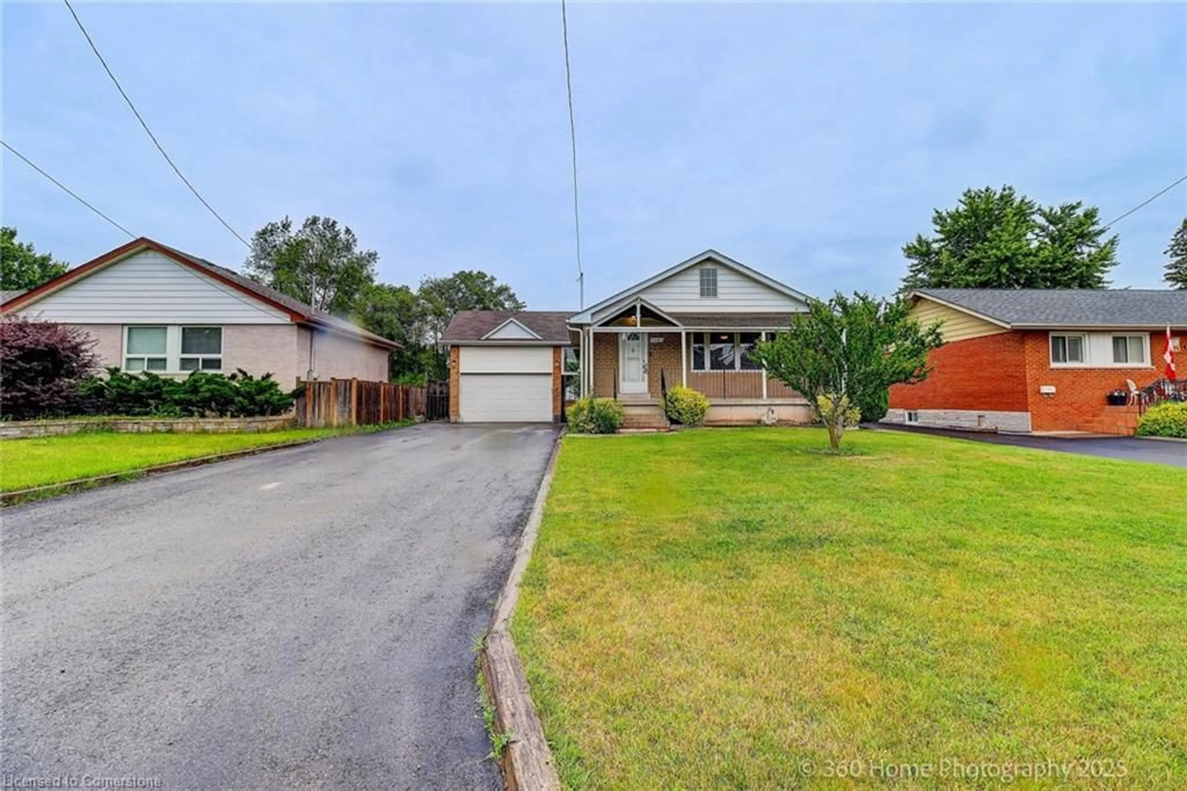 A pic from outside/outdoor area/front of a property/back of a property/a pic from drone, street for 5543 Turney Dr, Mississauga Ontario L5M 1A2