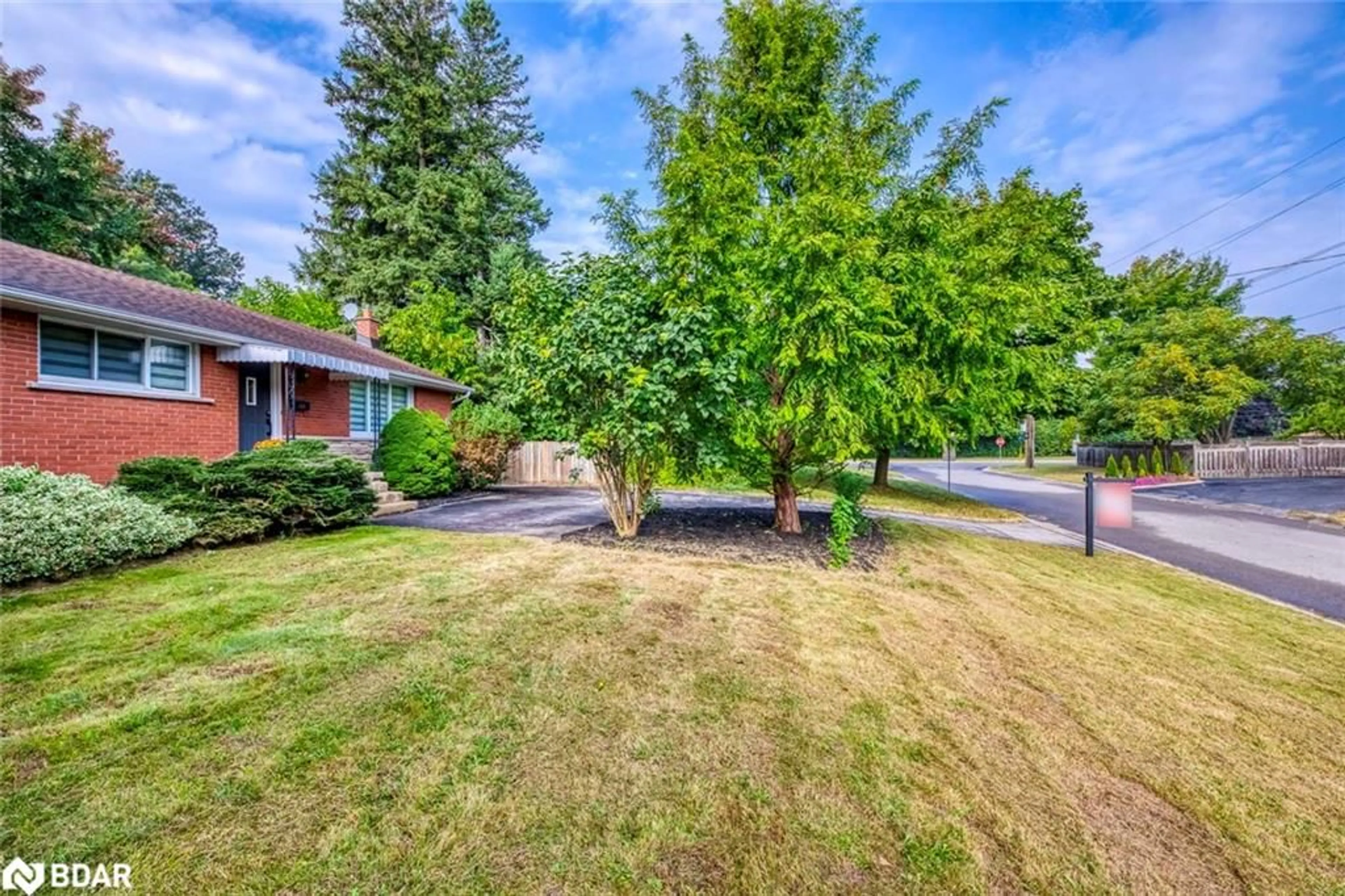 A pic from outside/outdoor area/front of a property/back of a property/a pic from drone, street for 428 Henderson Rd, Burlington Ontario L7L 2P8