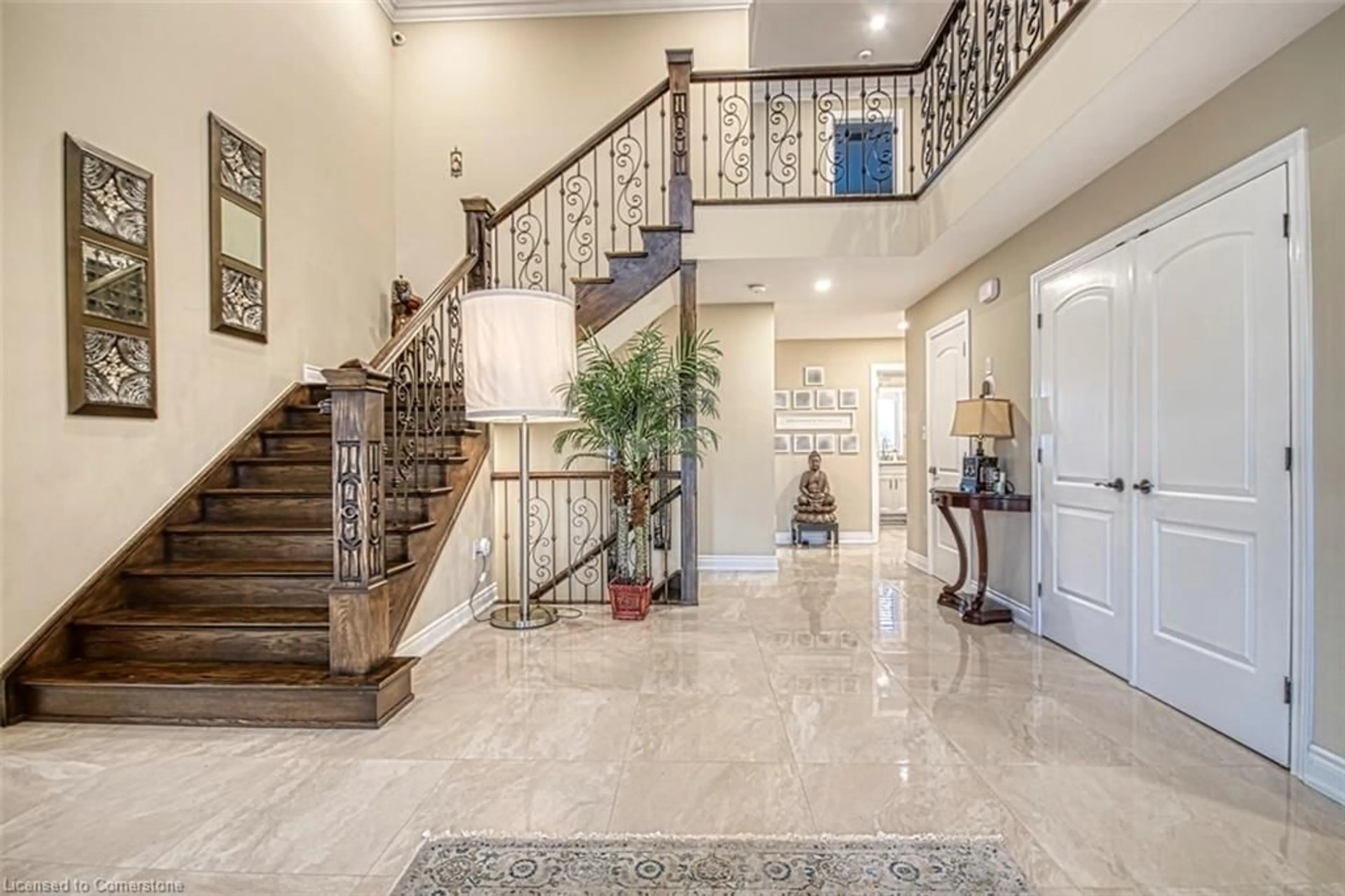 Indoor foyer for 5499 Attema Cres, St. Anns Ontario L0R 1Y0