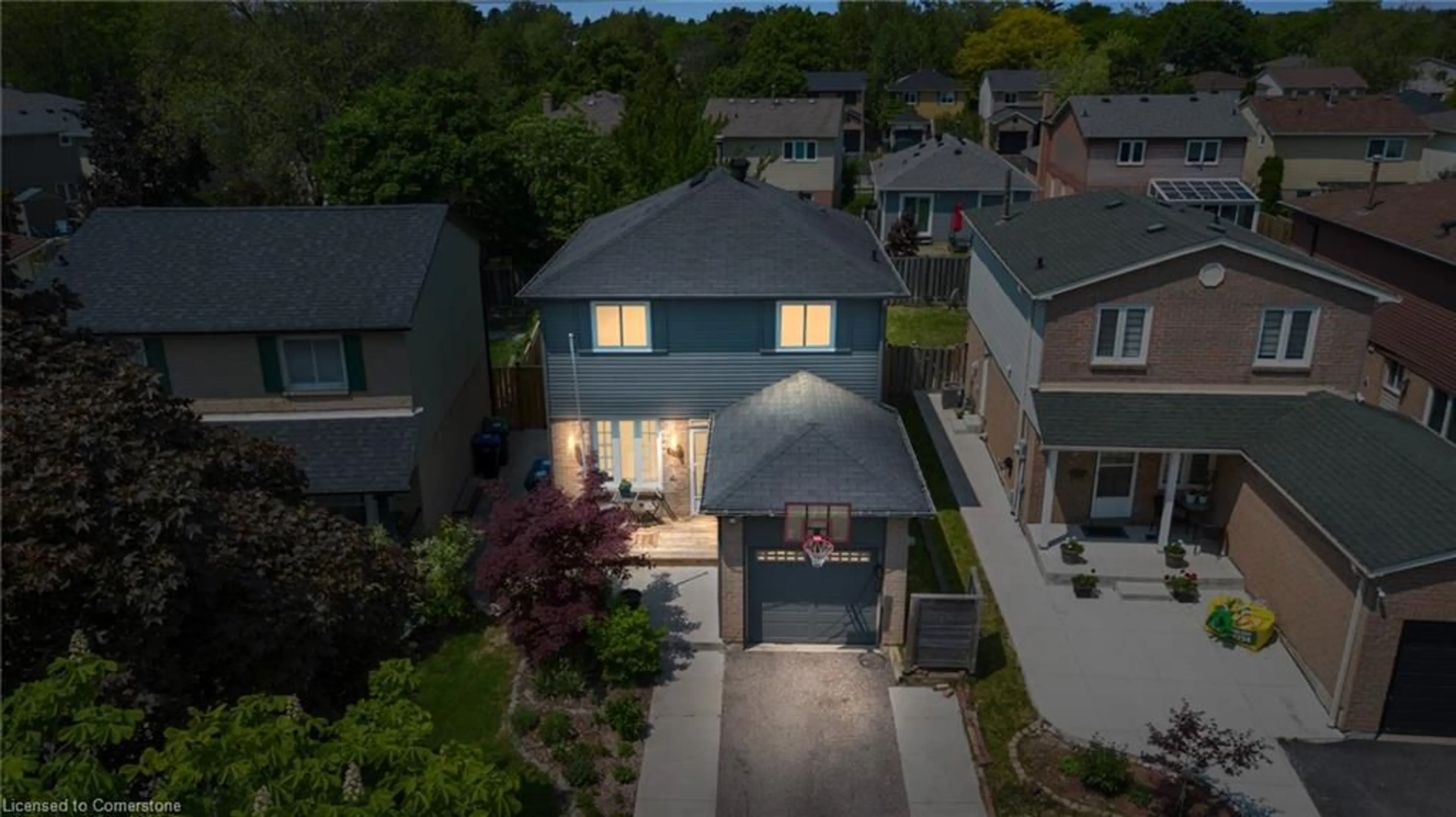 A pic from outside/outdoor area/front of a property/back of a property/a pic from drone, street for 6159 Fullerton Cres, Mississauga Ontario L5N 3A3