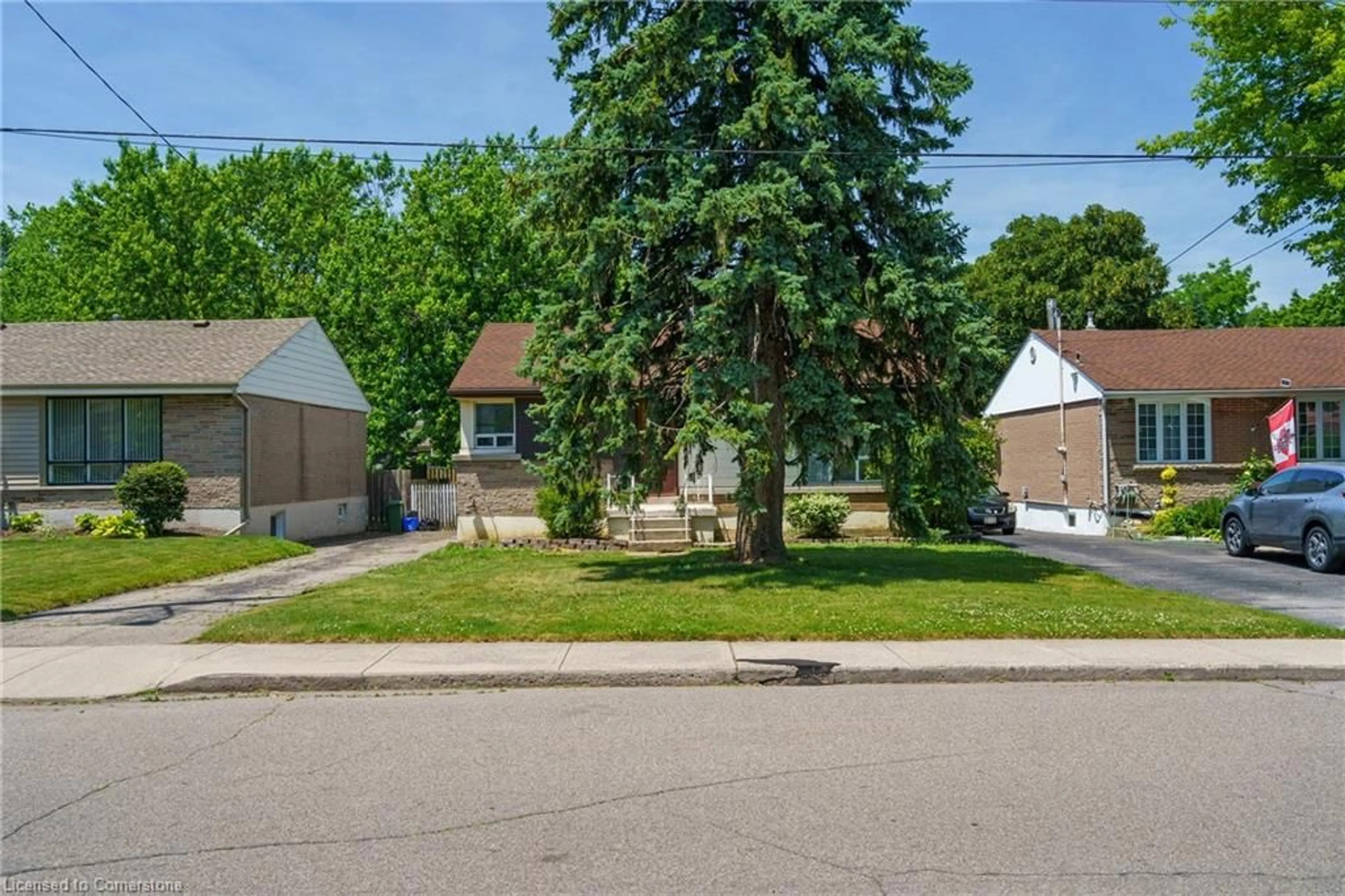 A pic from outside/outdoor area/front of a property/back of a property/a pic from drone, street for 402 East 37th St, Hamilton Ontario L8V 4B8