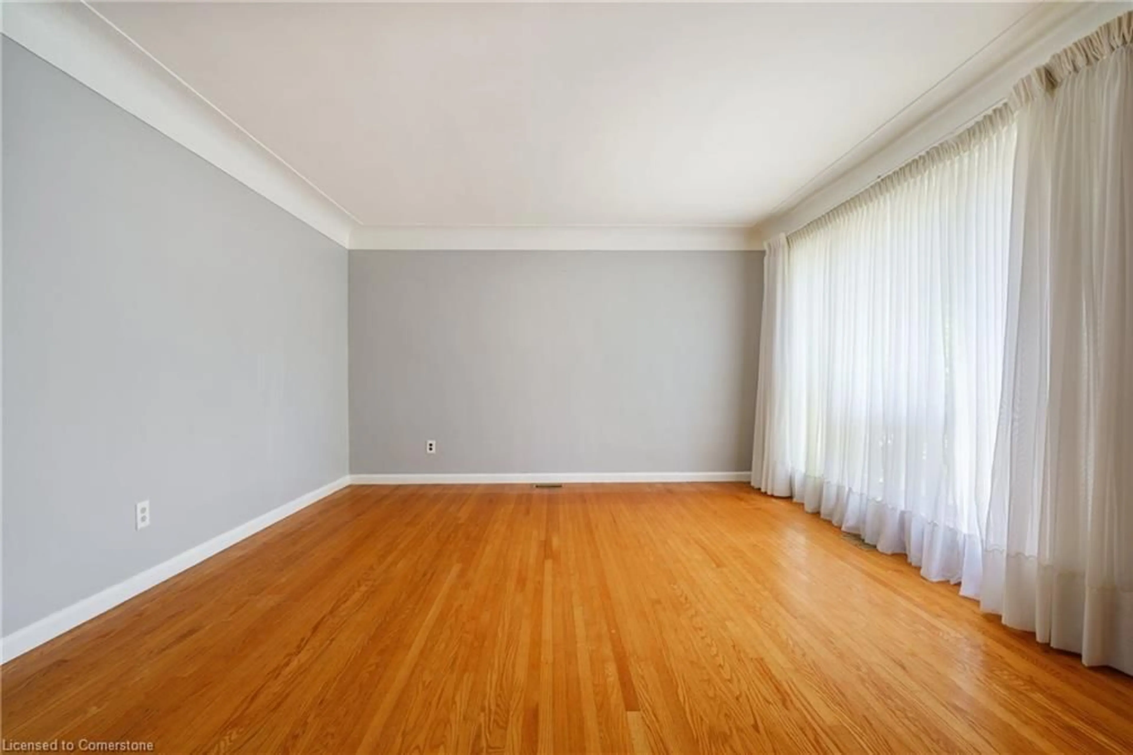 A pic of a room for 402 East 37th St, Hamilton Ontario L8V 4B8