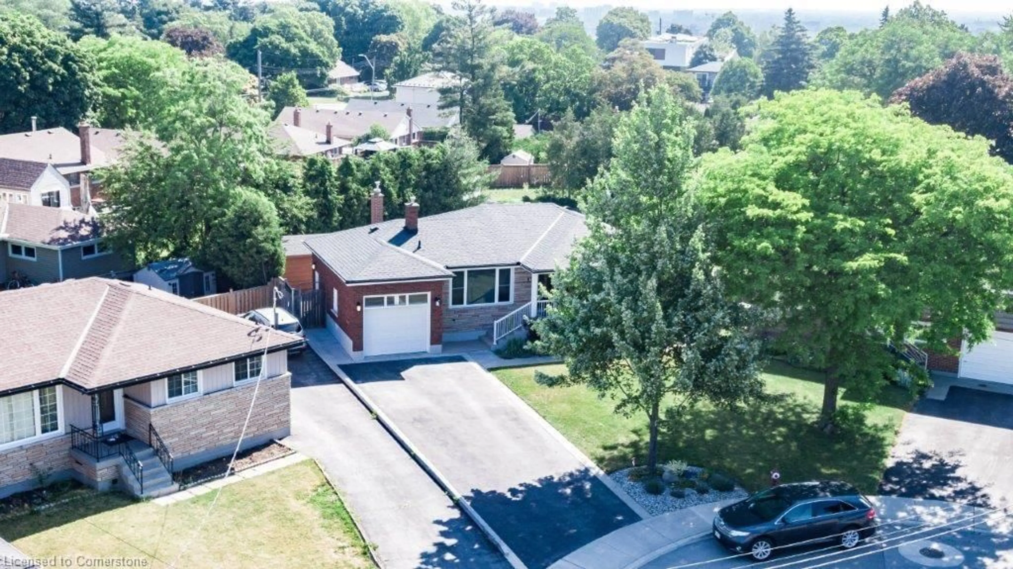 A pic from outside/outdoor area/front of a property/back of a property/a pic from drone, street for 31 Fern Pl, Hamilton Ontario L8T 2K5