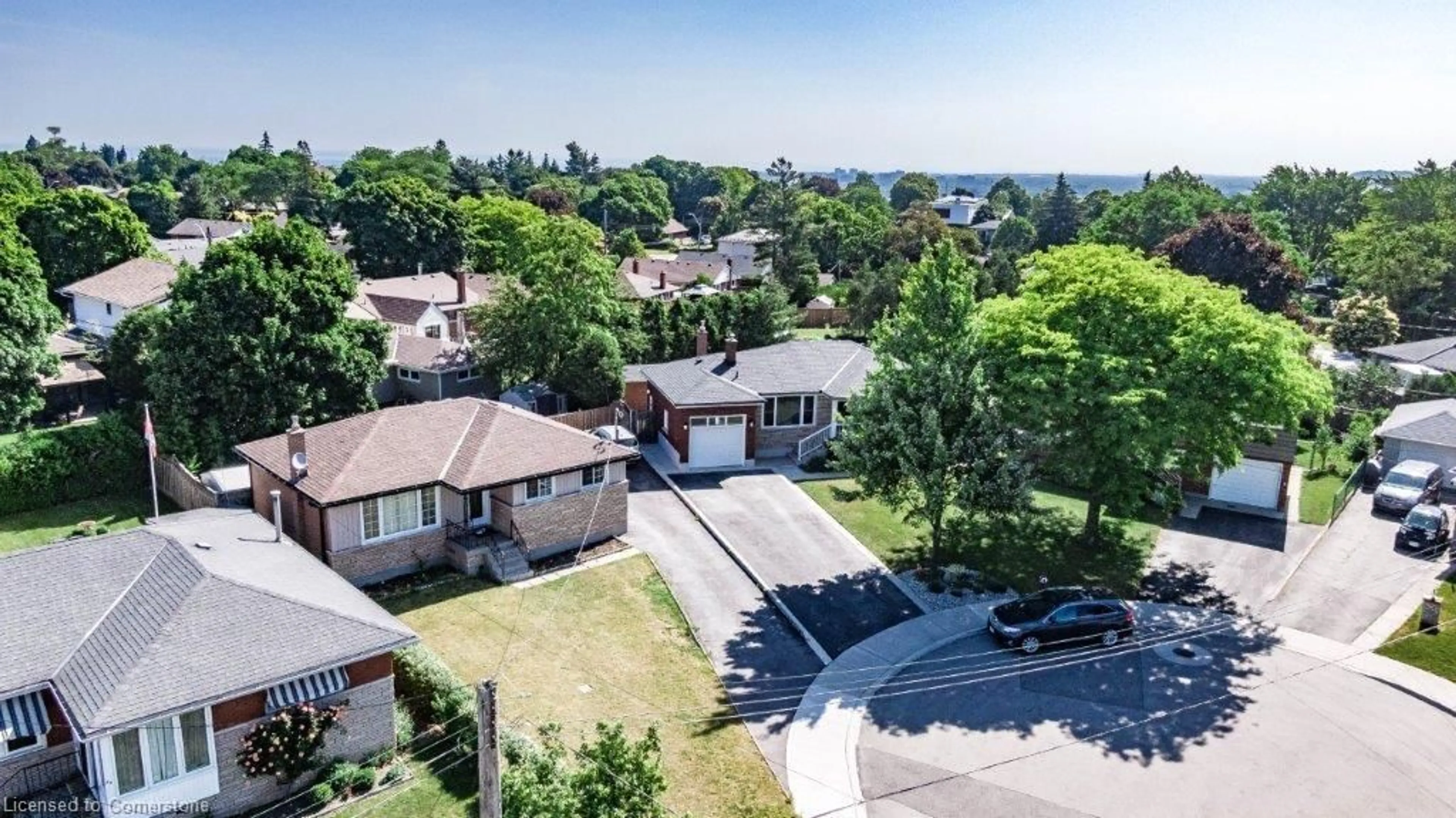 A pic from outside/outdoor area/front of a property/back of a property/a pic from drone, street for 31 Fern Pl, Hamilton Ontario L8T 2K5