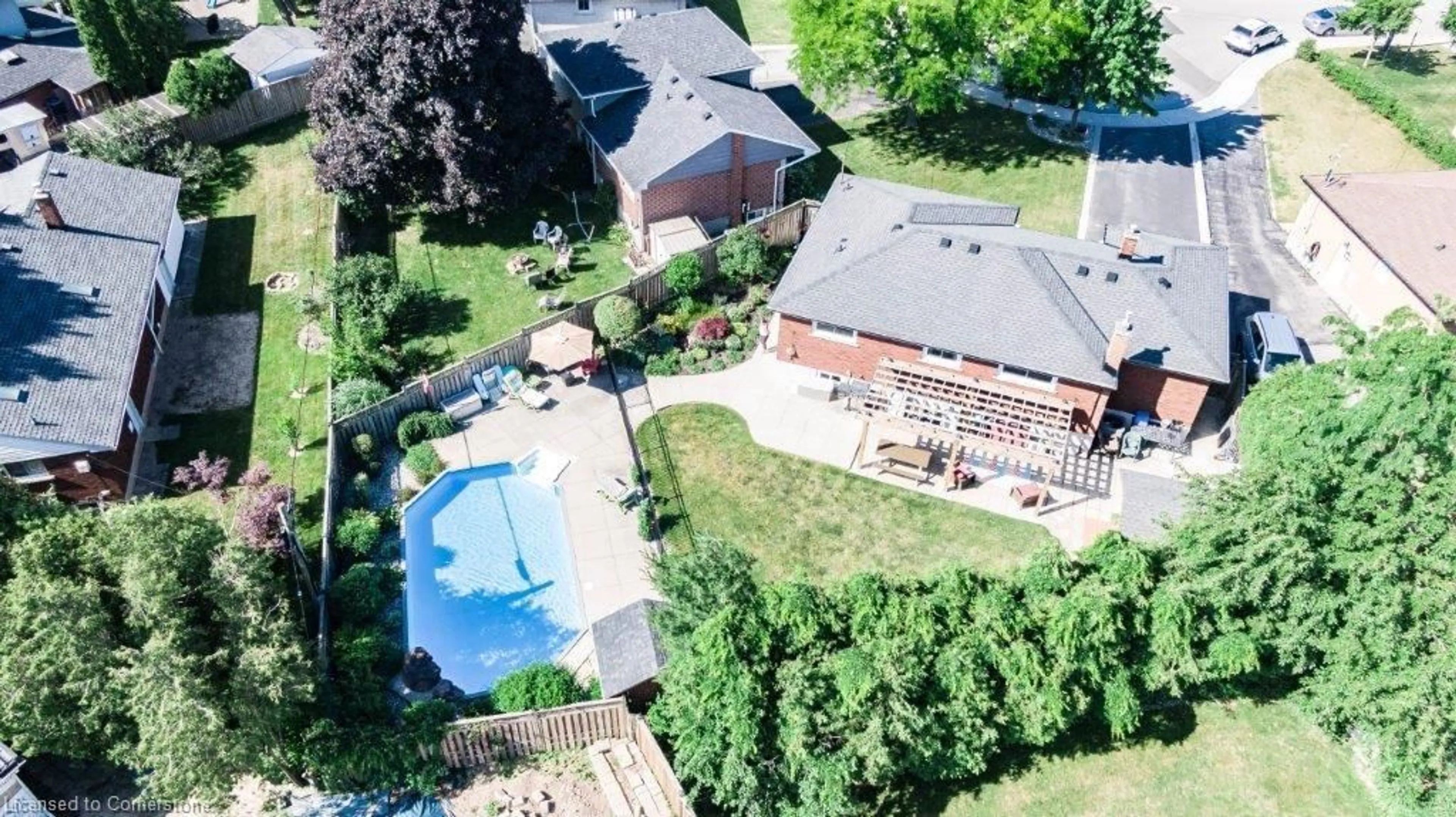 A pic from outside/outdoor area/front of a property/back of a property/a pic from drone, street for 31 Fern Pl, Hamilton Ontario L8T 2K5