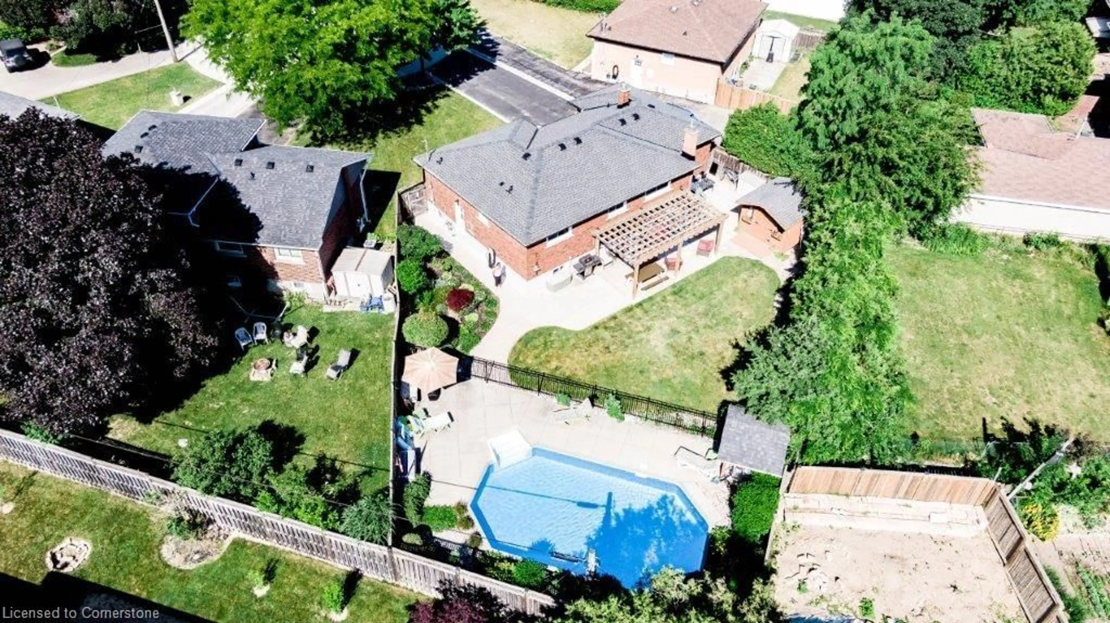 A pic from outside/outdoor area/front of a property/back of a property/a pic from drone, street for 31 Fern Pl, Hamilton Ontario L8T 2K5