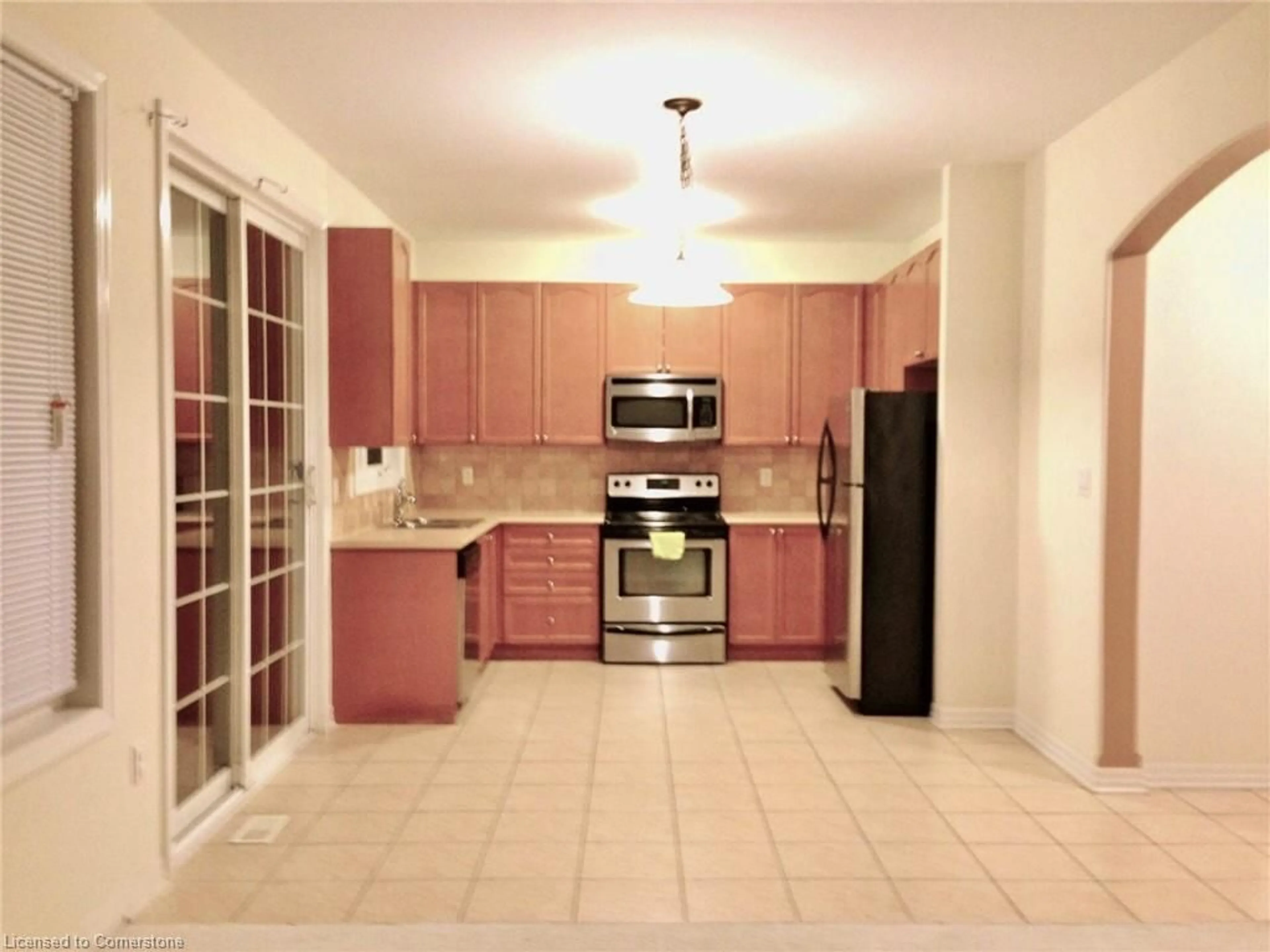 Standard kitchen, ceramic/tile floor for 148 Montreal Cir, Hamilton Ontario L8E 0C8
