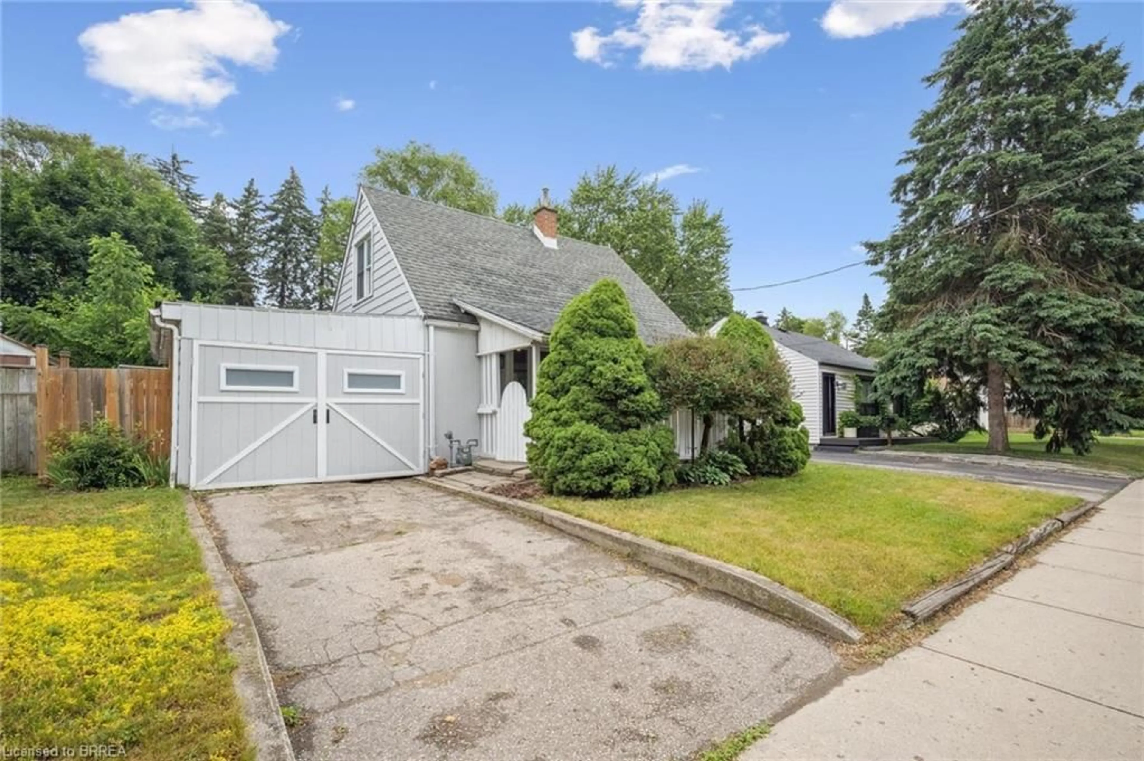 Home with vinyl exterior material, street for 98 Spadina Rd, Kitchener Ontario N2M 3X4
