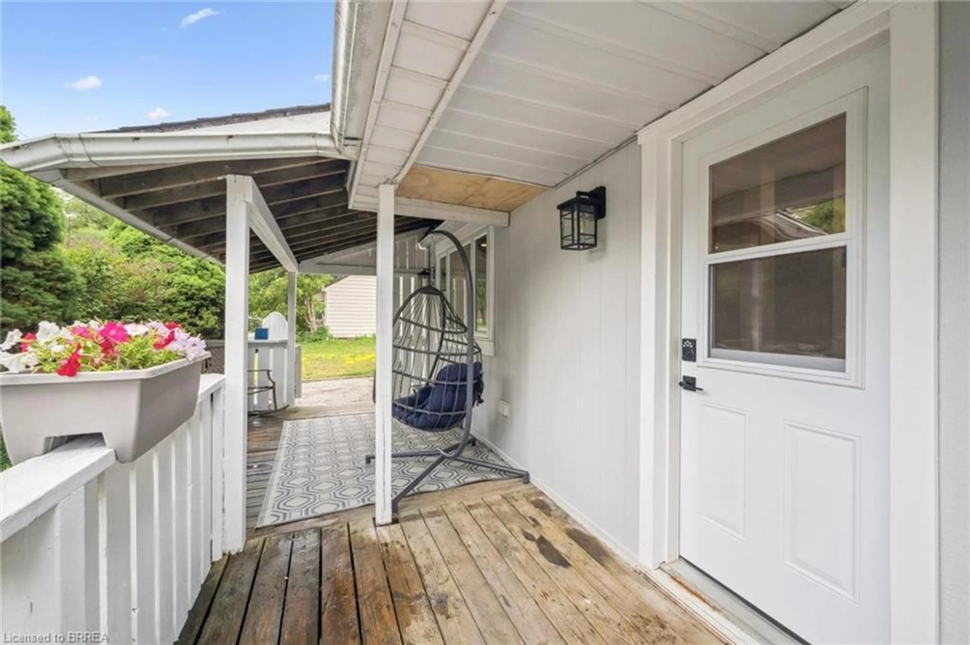 Patio, street for 98 Spadina Rd, Kitchener Ontario N2M 3X4