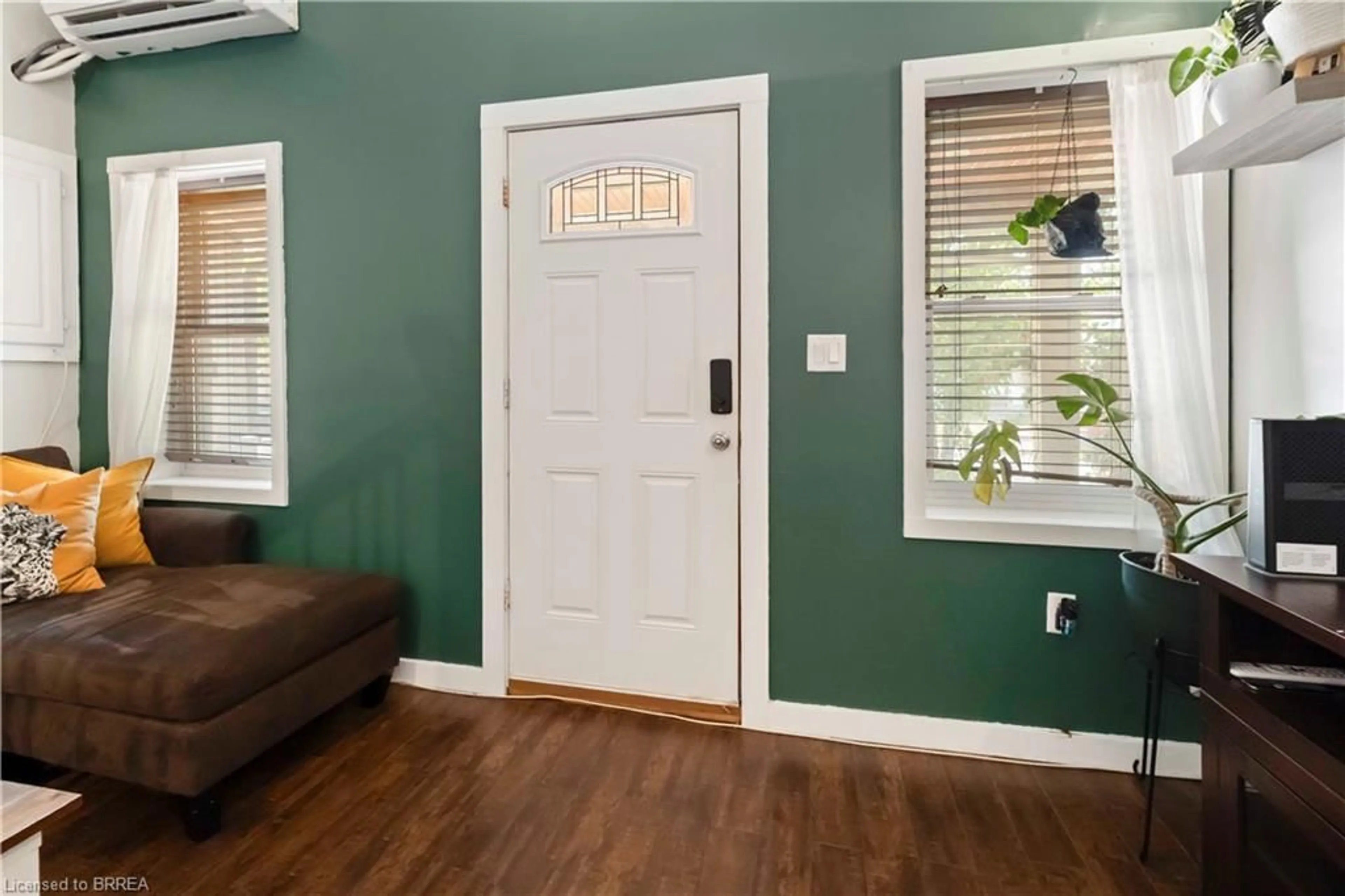 Indoor entryway for 21 1/2 Albany Ave, Hamilton Ontario L8H 2H3