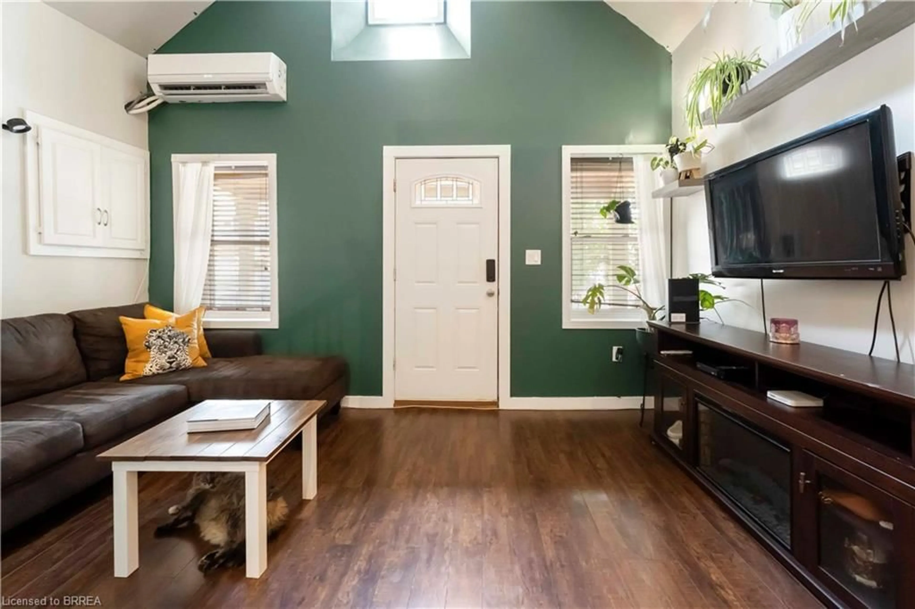 Indoor entryway for 21 1/2 Albany Ave, Hamilton Ontario L8H 2H3