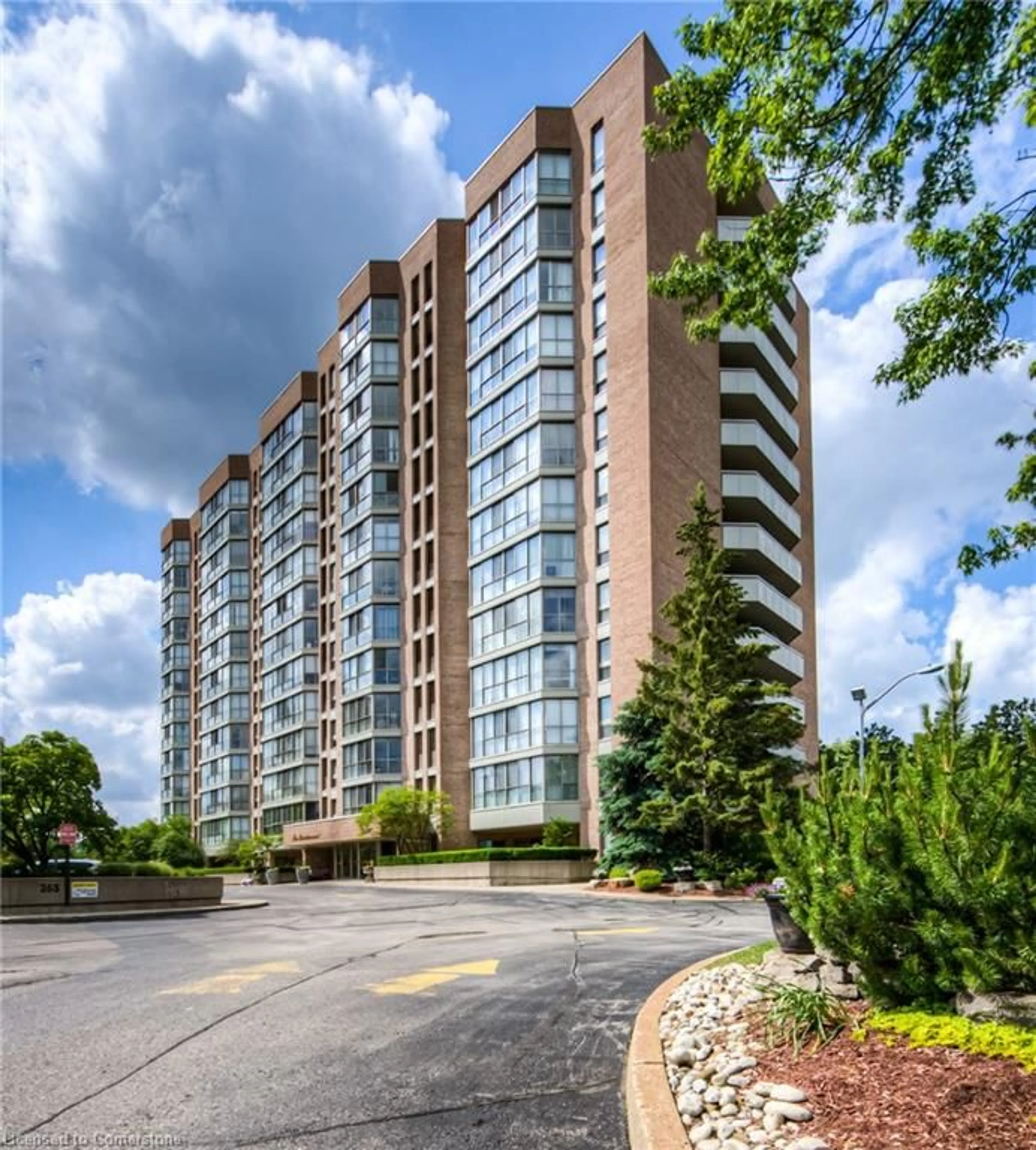 Indoor foyer for 265 Westcourt Pl #203, Waterloo Ontario N2L 6E4