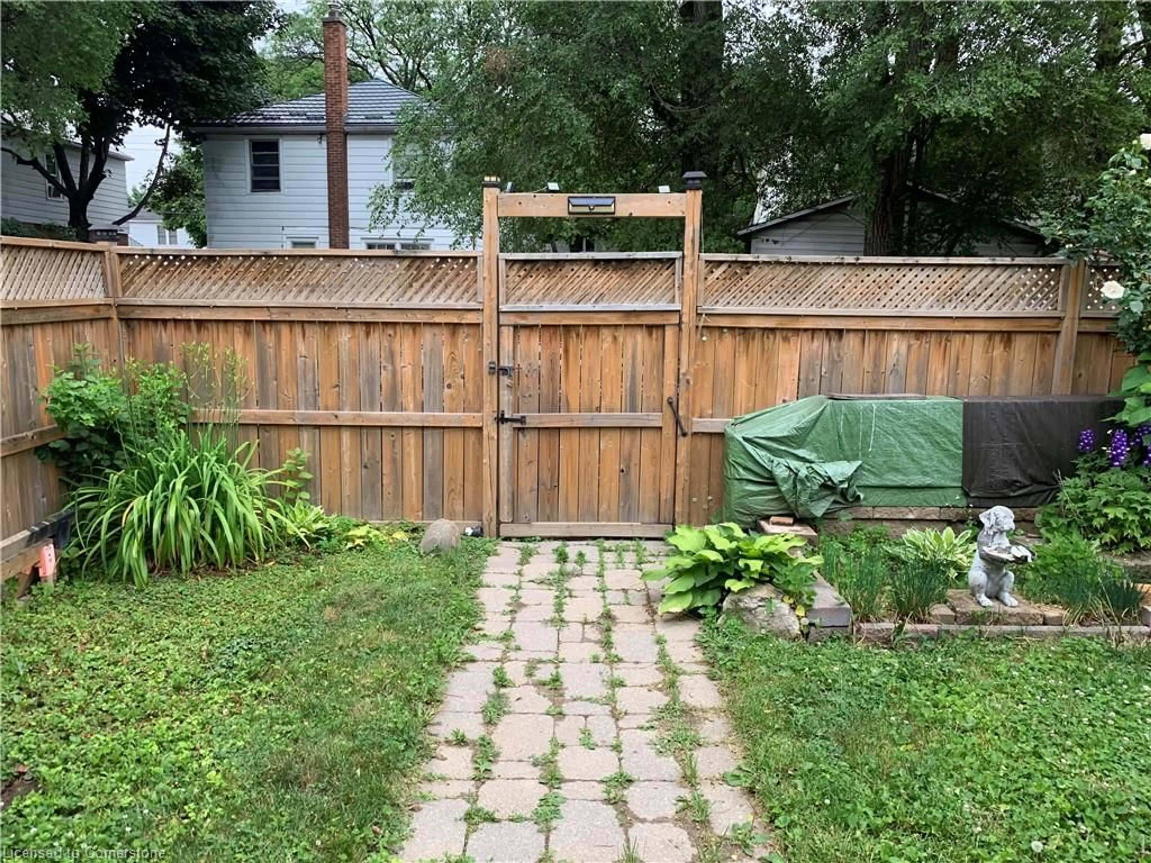Patio, street for 11 East 25th St, Hamilton Ontario L8V 2Z9