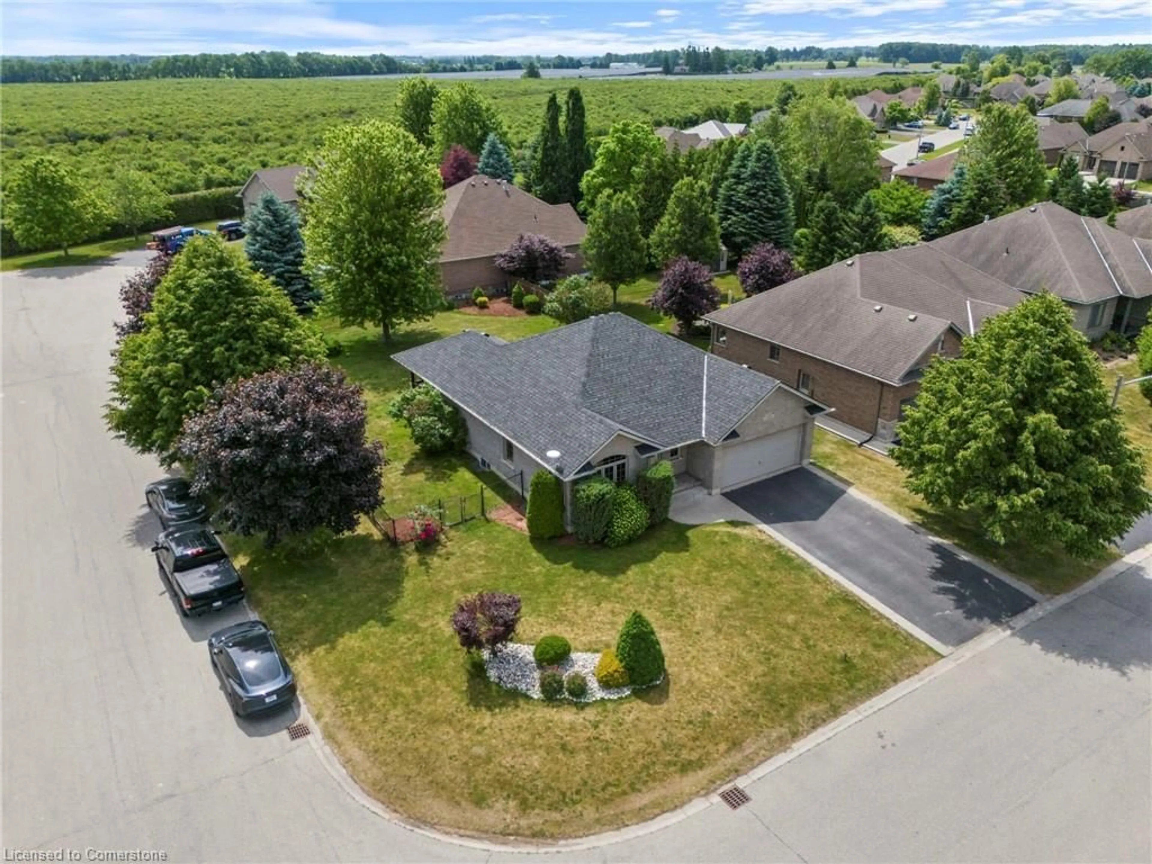 A pic from outside/outdoor area/front of a property/back of a property/a pic from drone, unknown for 332 Duncombe Rd, Waterford Ontario N0E 1Y0
