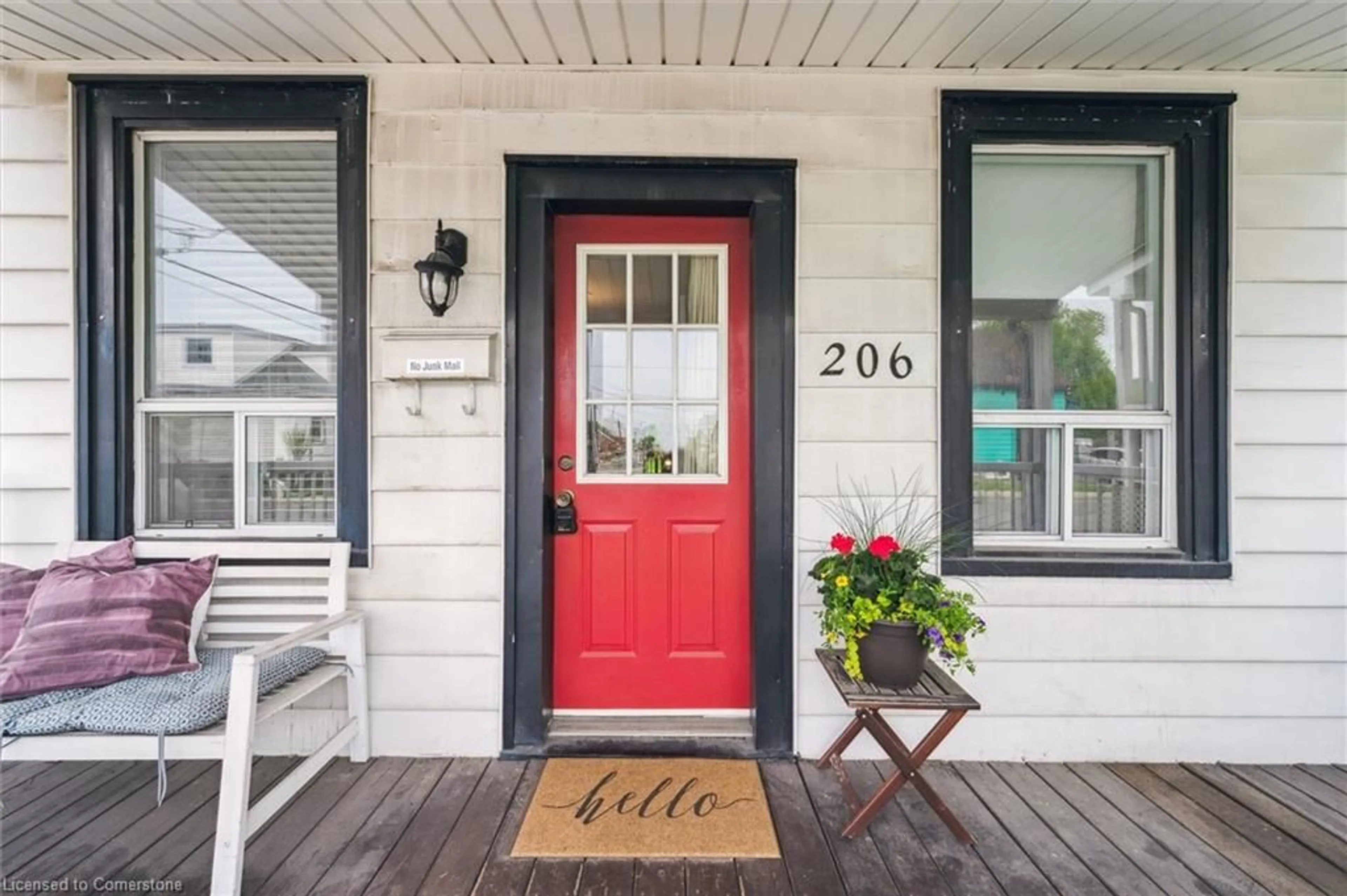 Indoor entryway for 206 Province St, Hamilton Ontario L8H 4J1