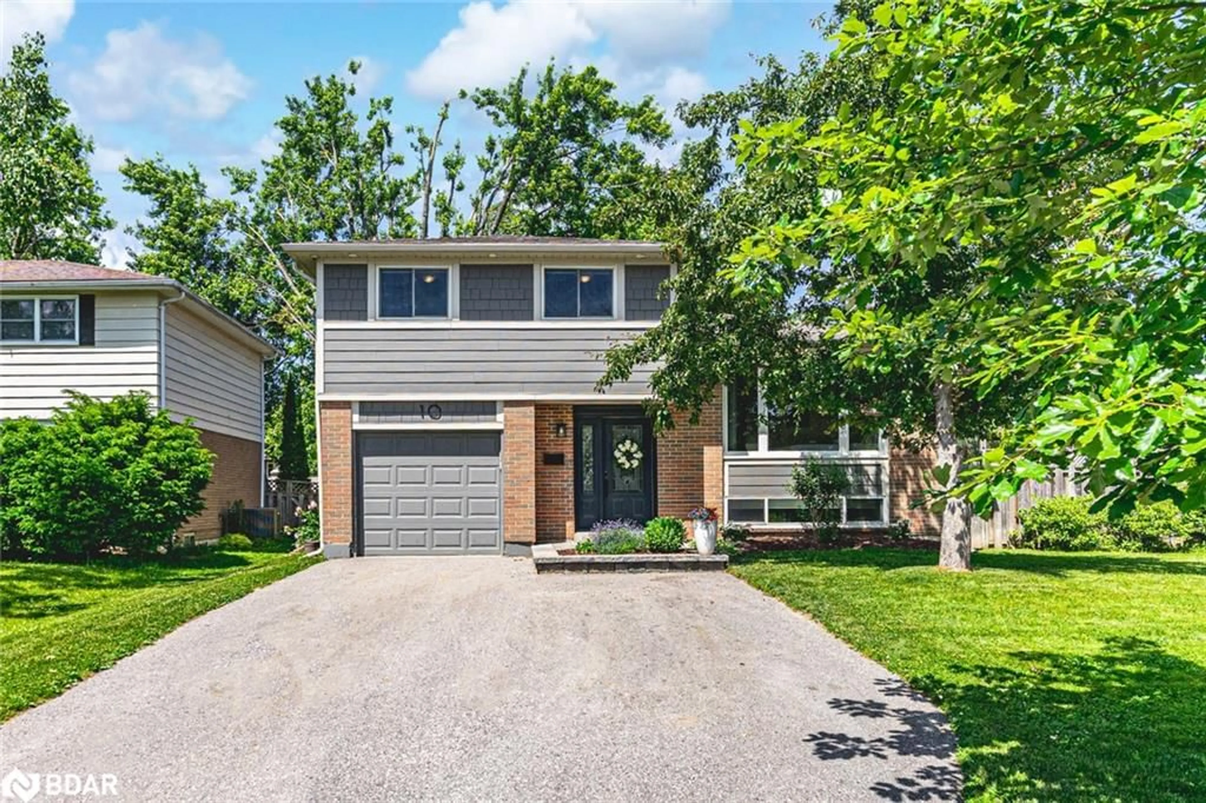 Home with brick exterior material, street for 10 Jill's Crt, Barrie Ontario L4M 4L7