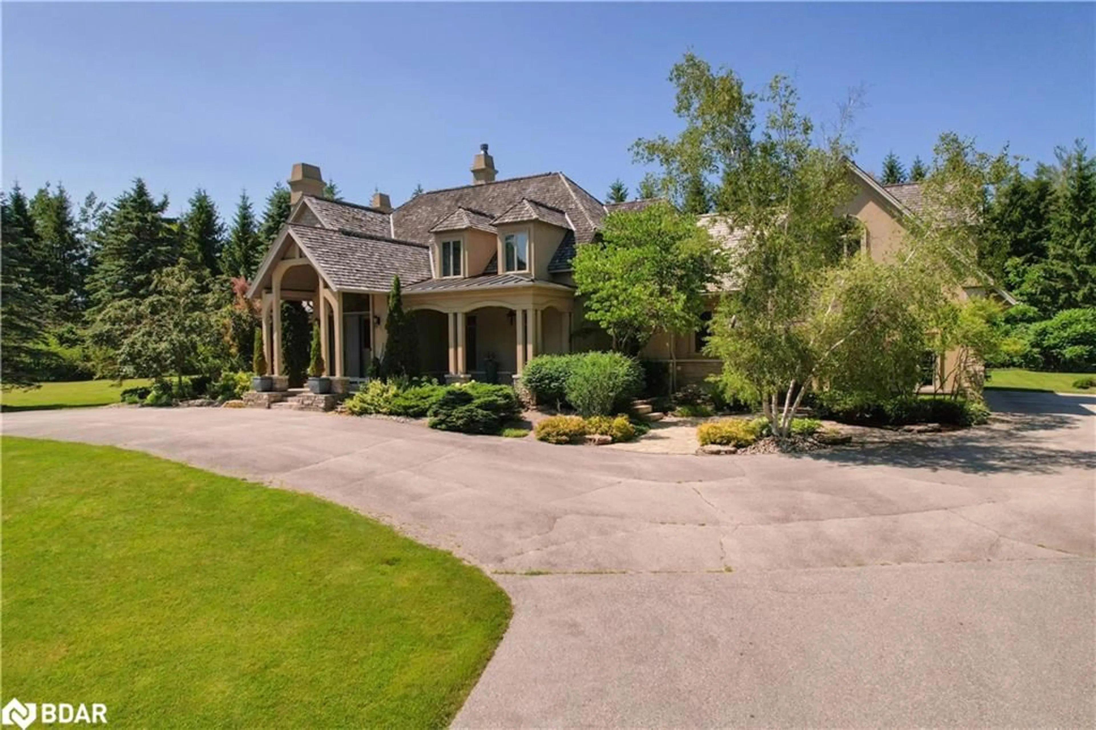 A pic from outside/outdoor area/front of a property/back of a property/a pic from drone, street for 6 Midves Crt, Midhurst Ontario L9X 0P3