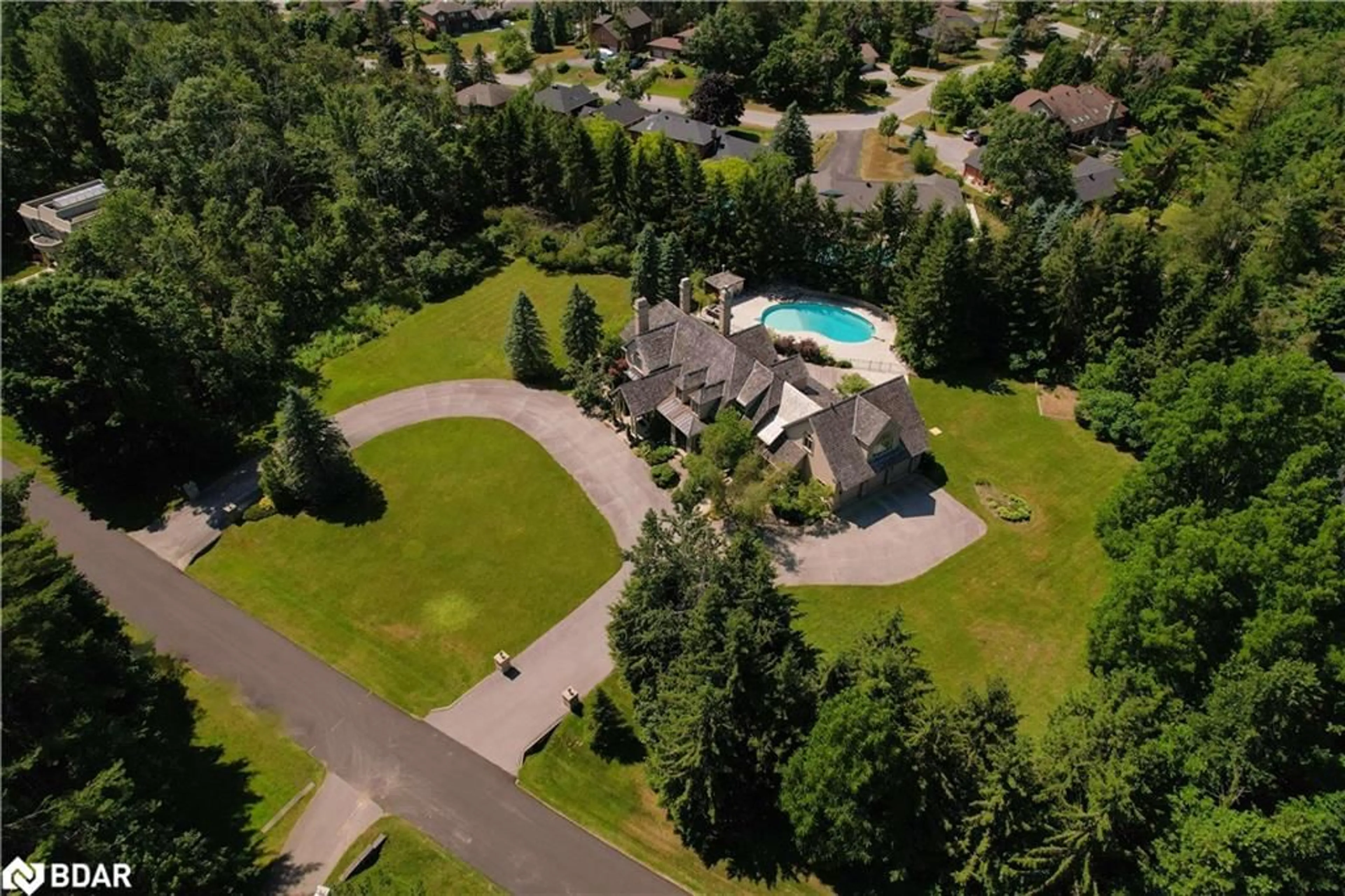 A pic from outside/outdoor area/front of a property/back of a property/a pic from drone, mountain view for 6 Midves Crt, Midhurst Ontario L9X 0P3