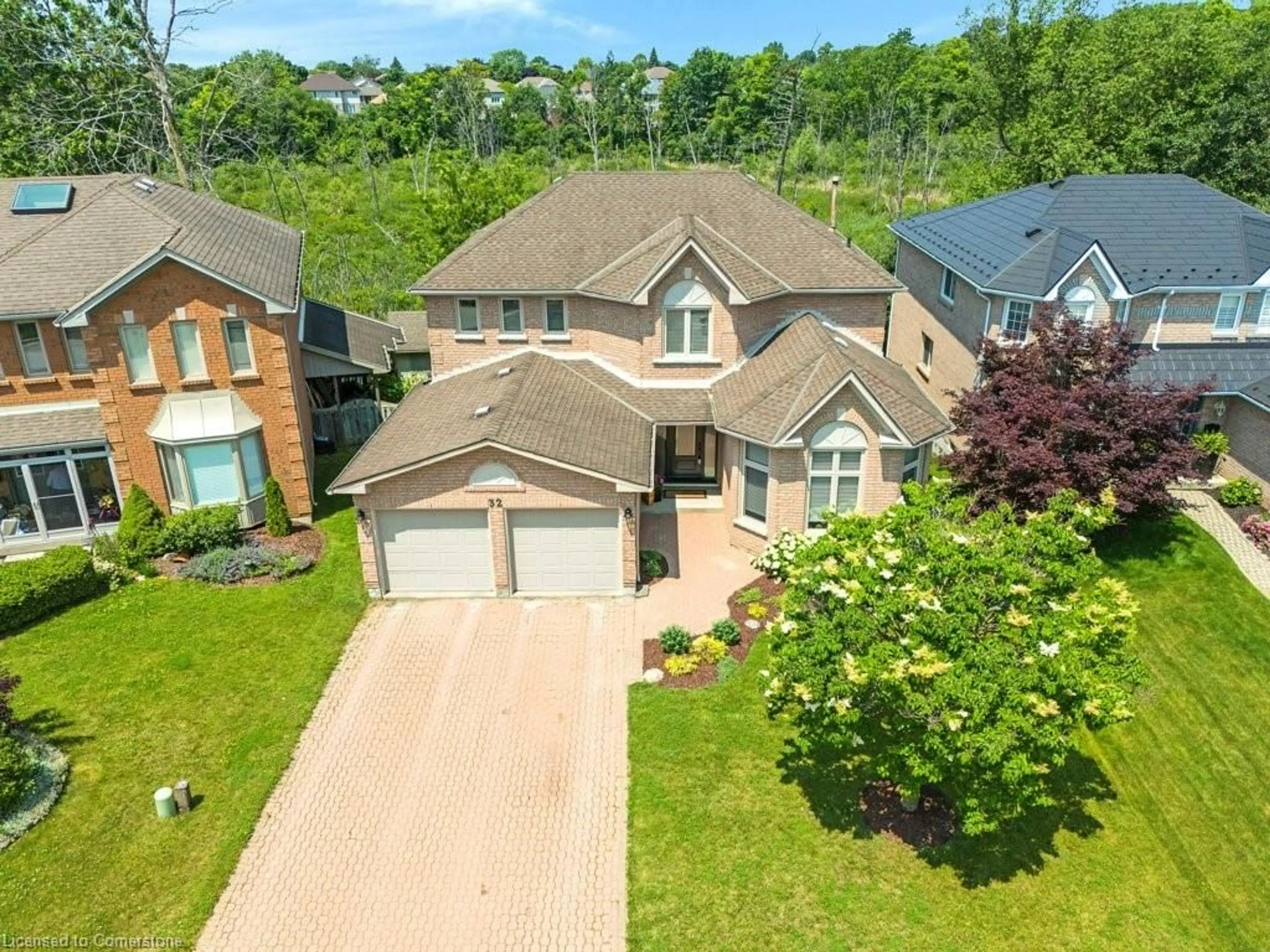 A pic from outside/outdoor area/front of a property/back of a property/a pic from drone, street for 32 Kingfisher Cres, Cambridge Ontario N1T 1P9