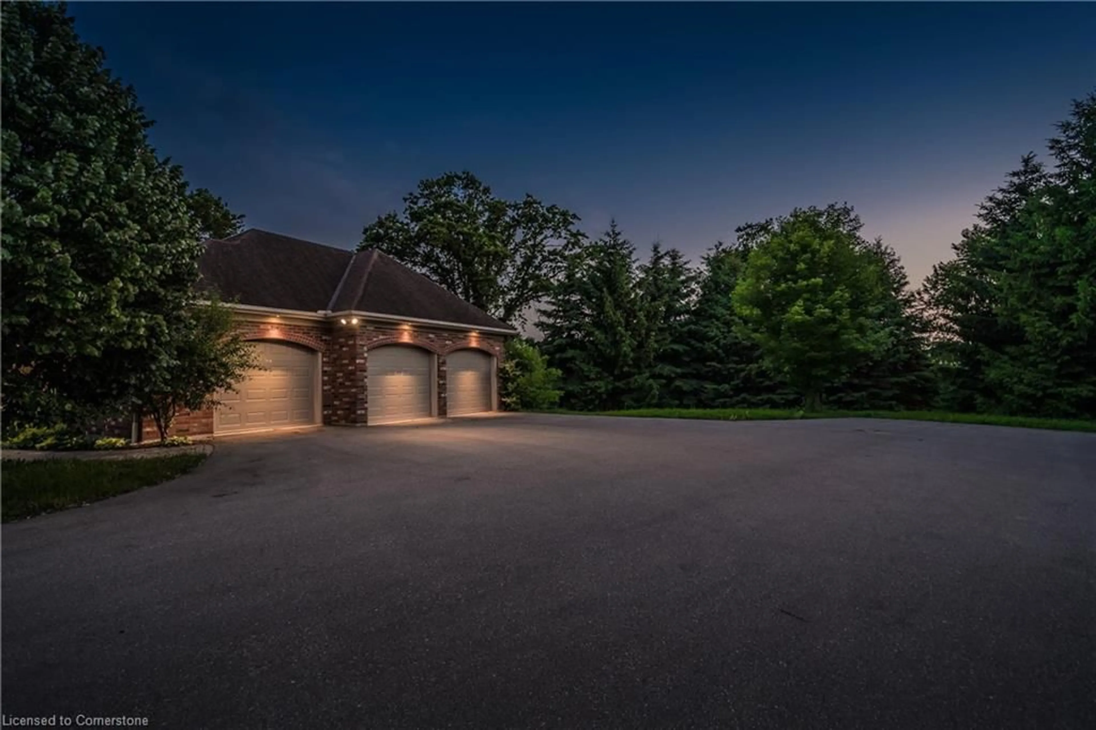 A pic from outside/outdoor area/front of a property/back of a property/a pic from drone, street for 1492 Maple Bend Rd, Breslau Ontario N0B 1M0