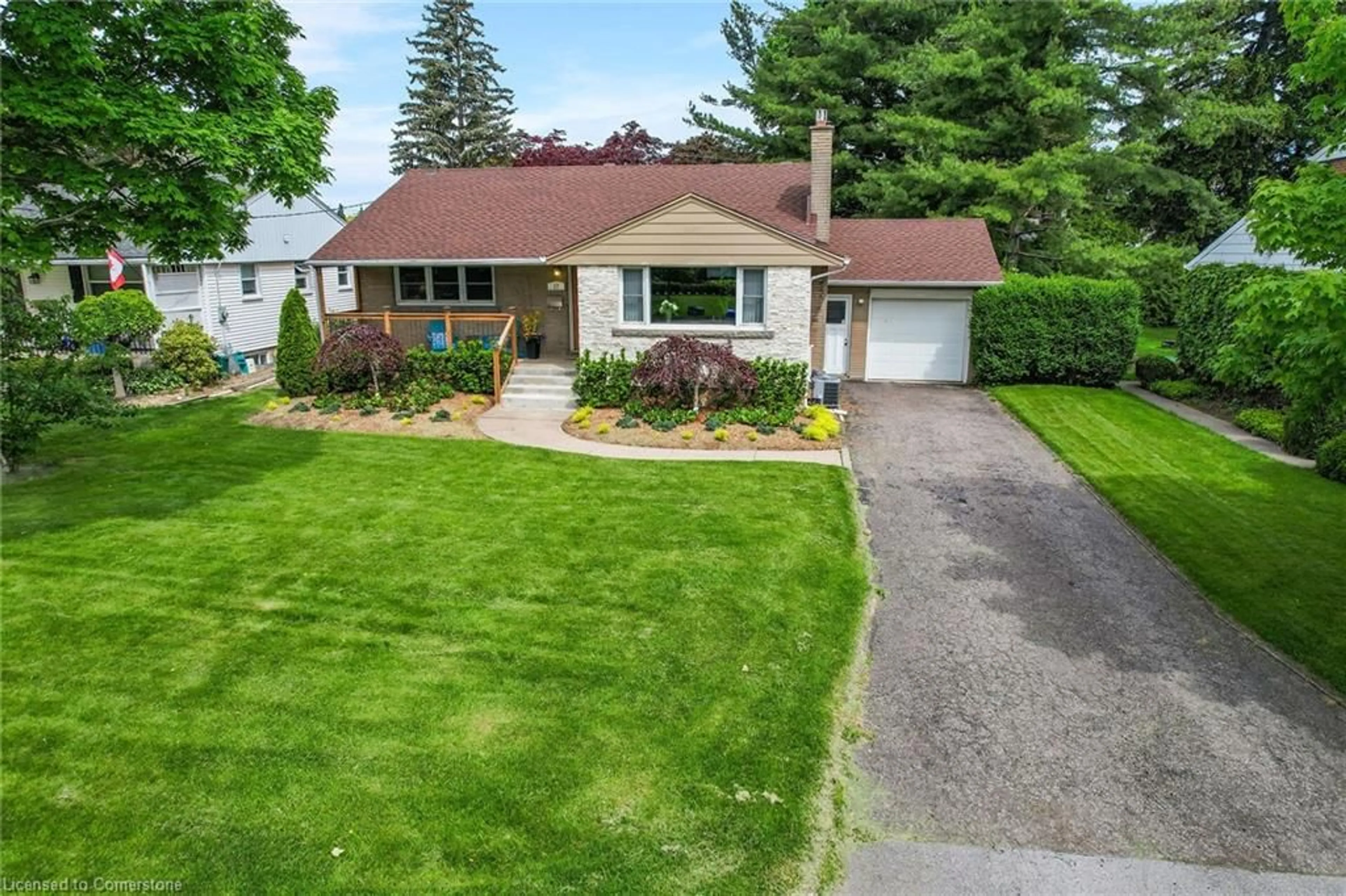 A pic from outside/outdoor area/front of a property/back of a property/a pic from drone, street for 17 Sunnyside Dr, St. Catharines Ontario L2M 1Z9