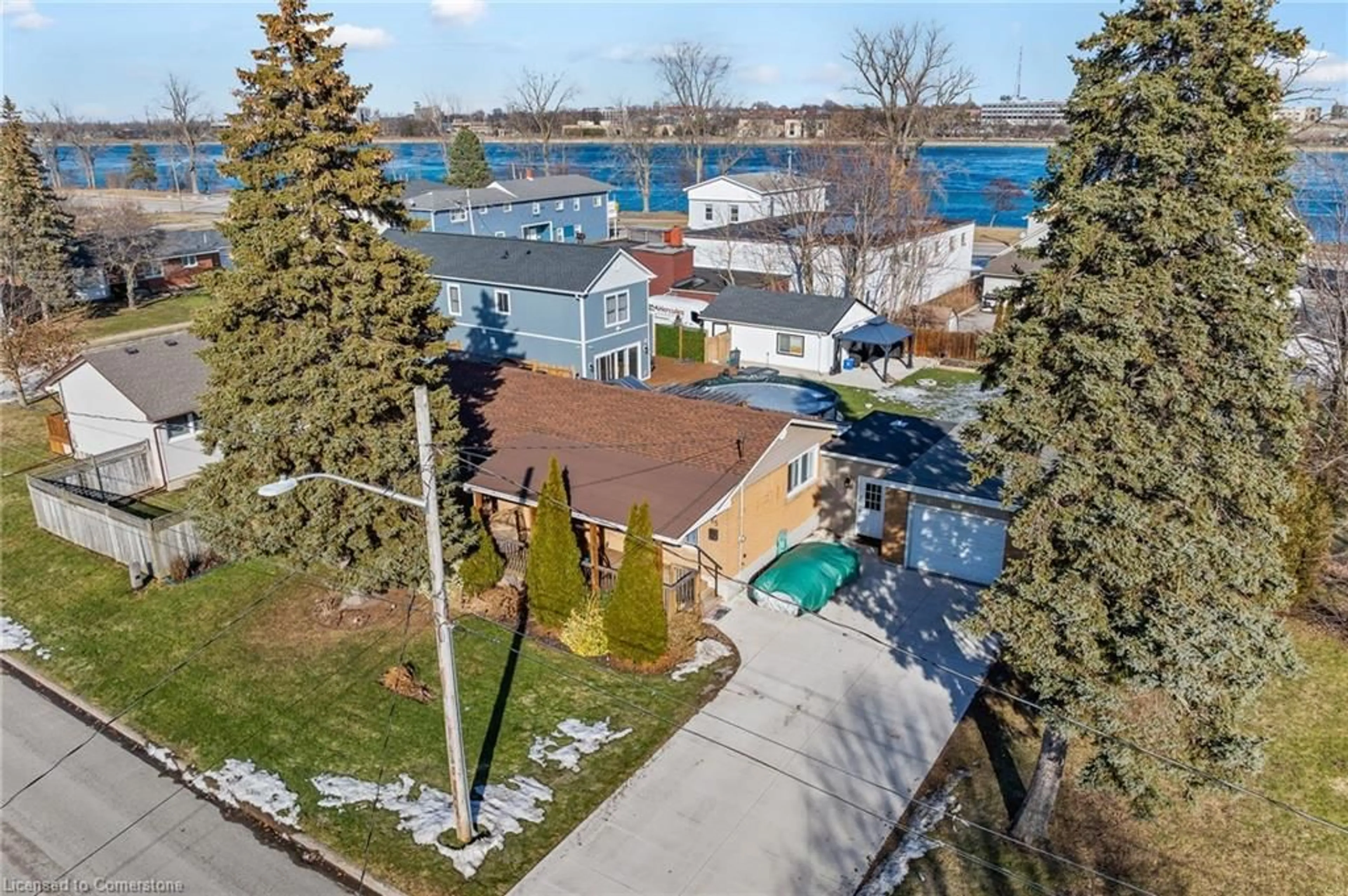 A pic from outside/outdoor area/front of a property/back of a property/a pic from drone, water/lake/river/ocean view for 65 Waterloo St, Fort Erie Ontario L2A 3J8