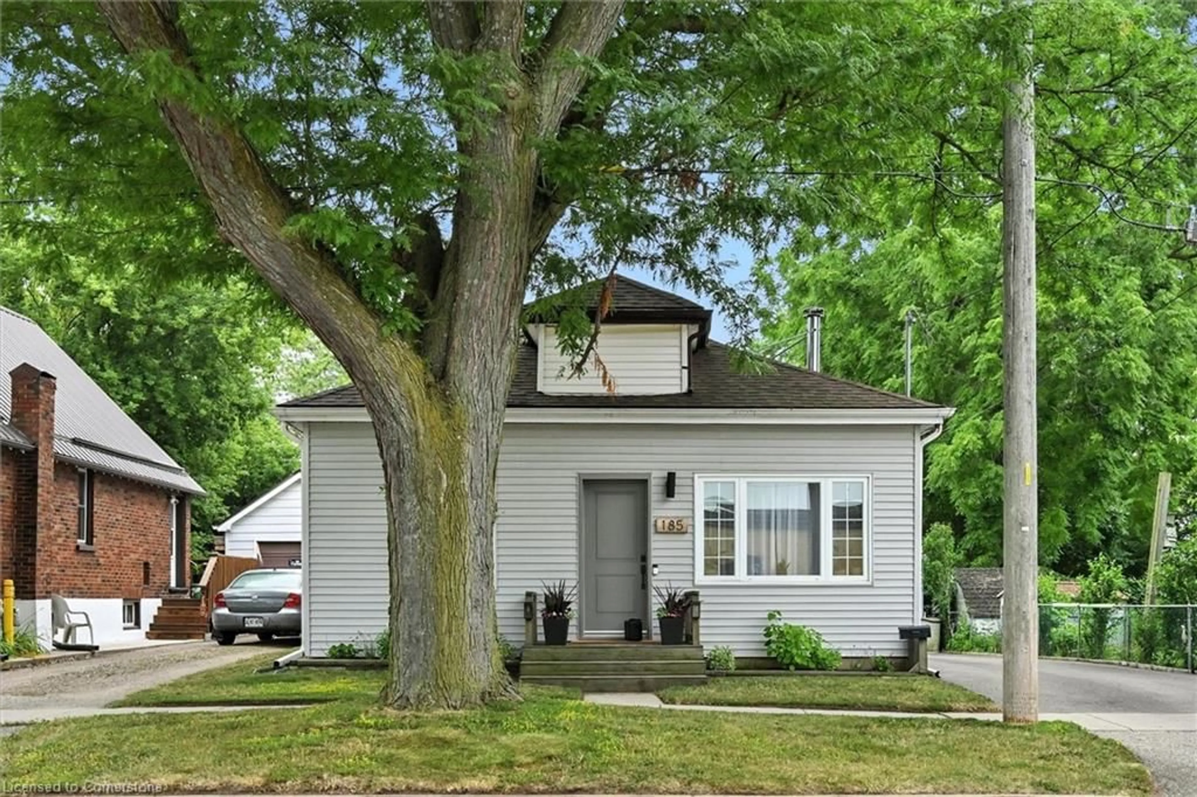 Home with vinyl exterior material, street for 185 Campbell St, Brantford Ontario N3S 5B5