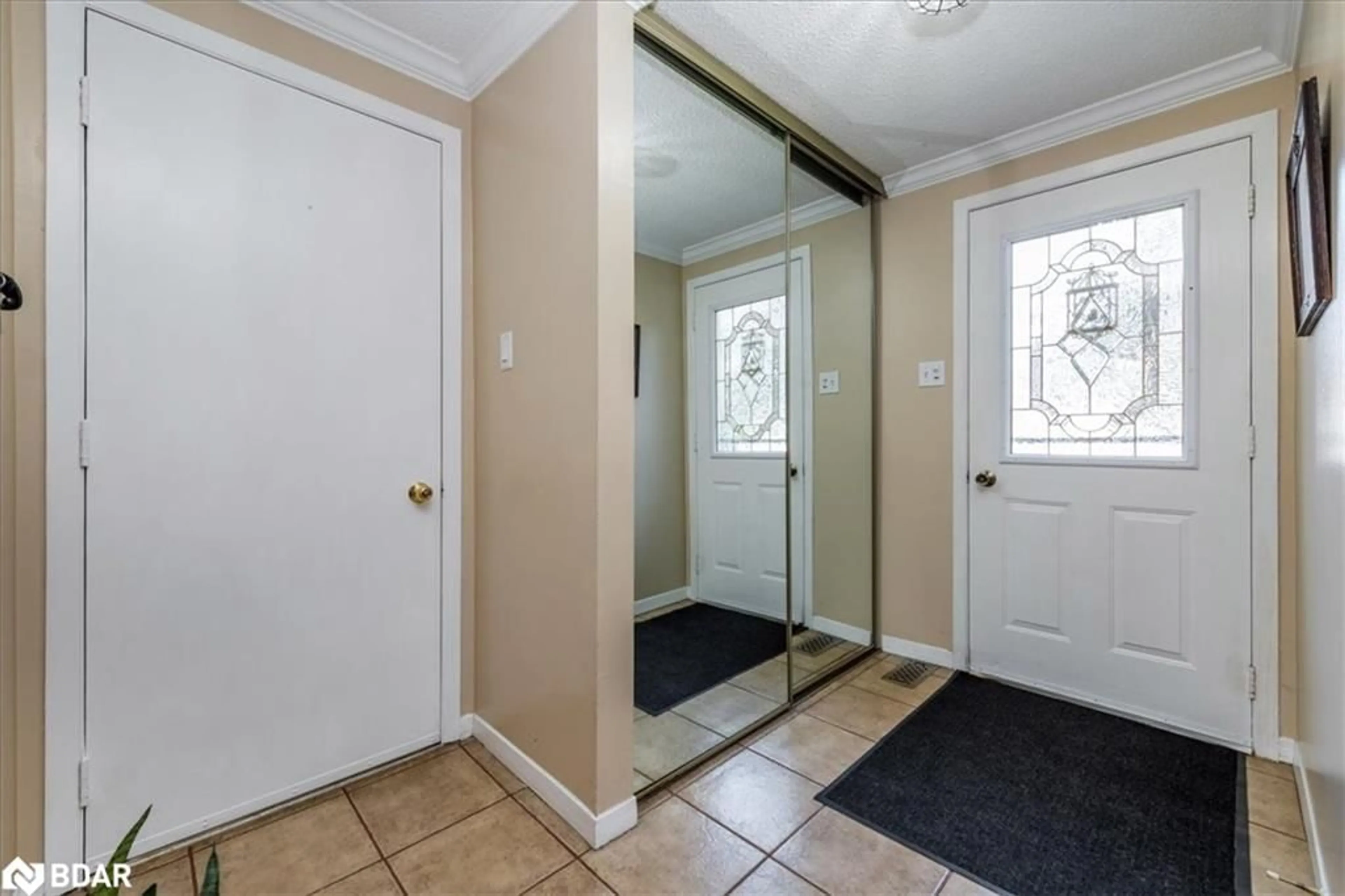 Indoor entryway for 92 Hickling Trail, Barrie Ontario L4M 5T3