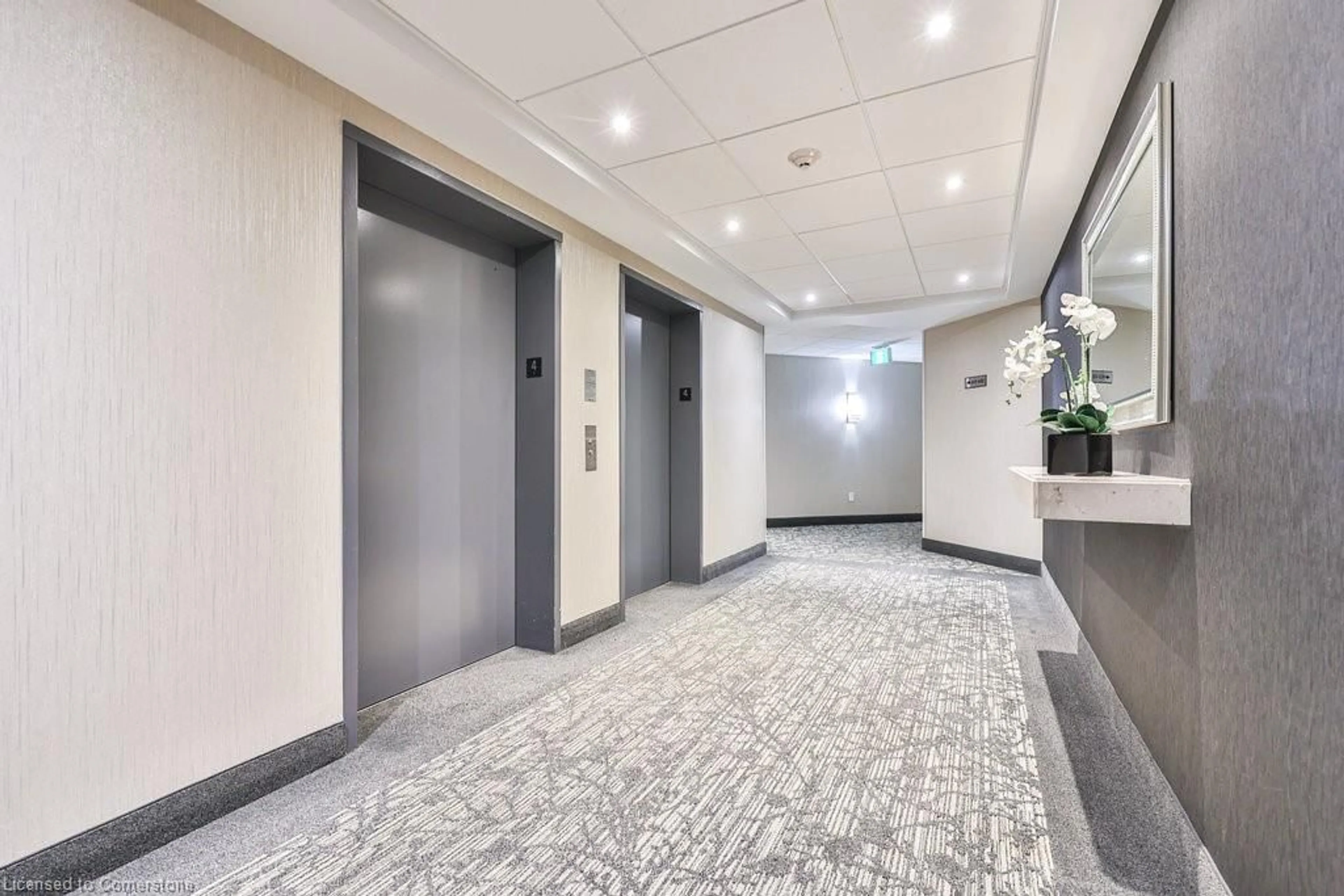 Indoor foyer for 2511 Lakeshore Rd #411, Oakville Ontario L6L 6L9