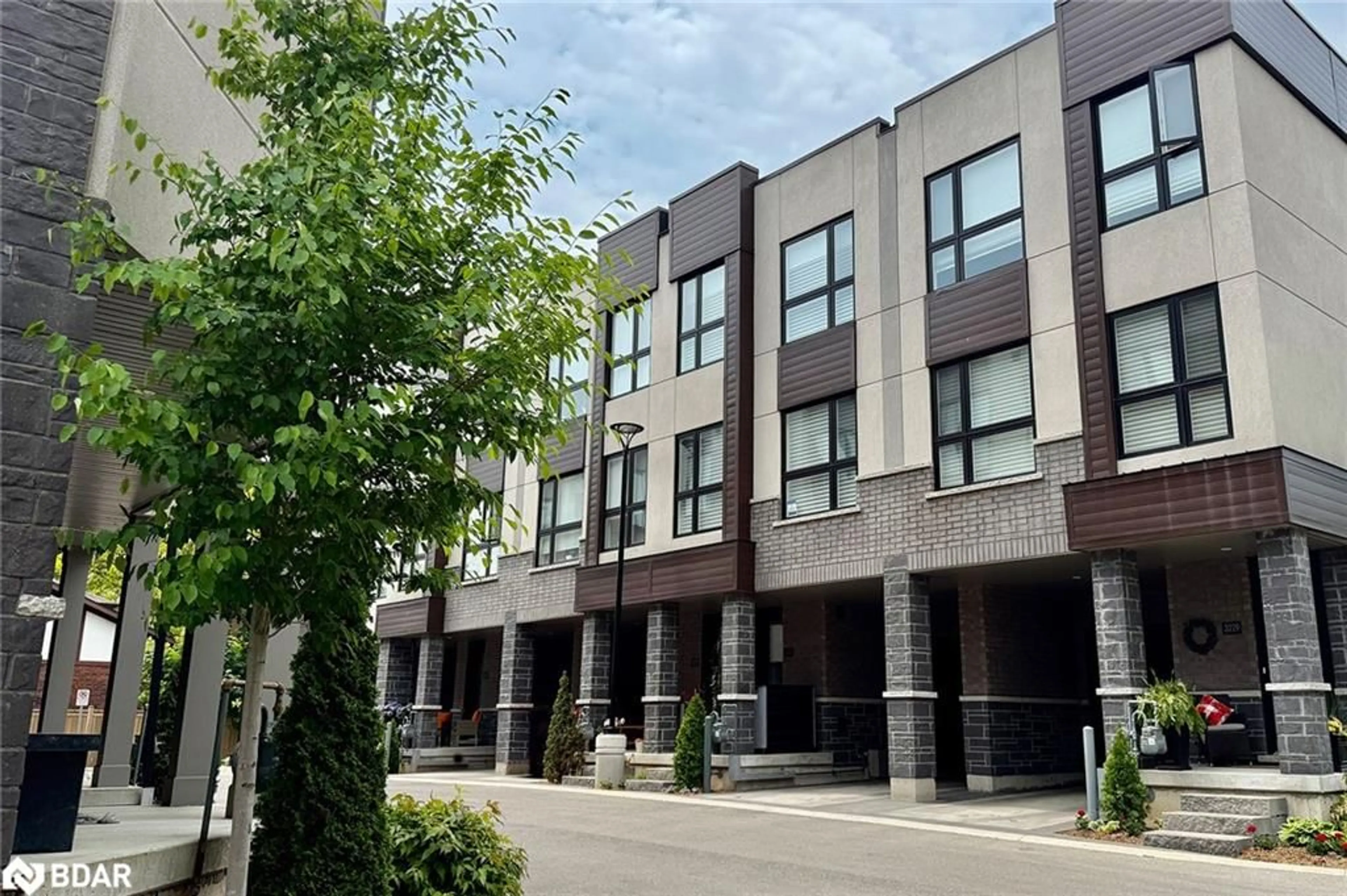 Patio, street for 3227 Ellyn Common, Burlington Ontario L7N 0A3