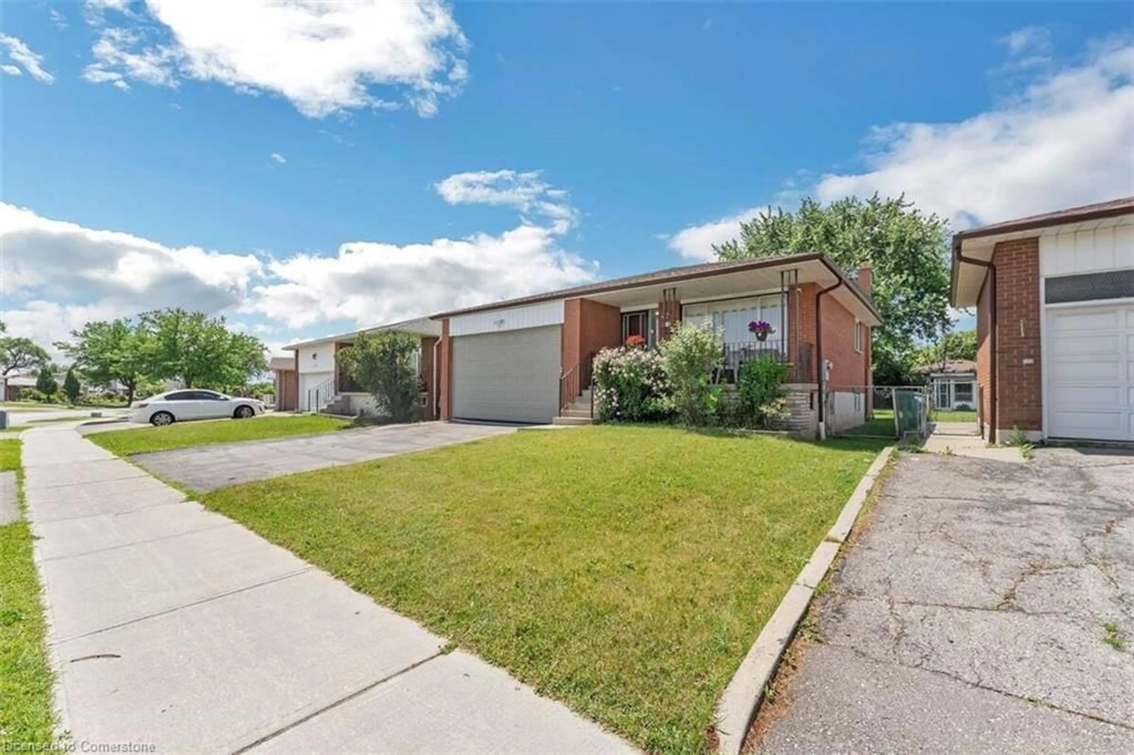 A pic from outside/outdoor area/front of a property/back of a property/a pic from drone, street for 3383 Brandon Gate Dr, Mississauga Ontario L4T 3J7