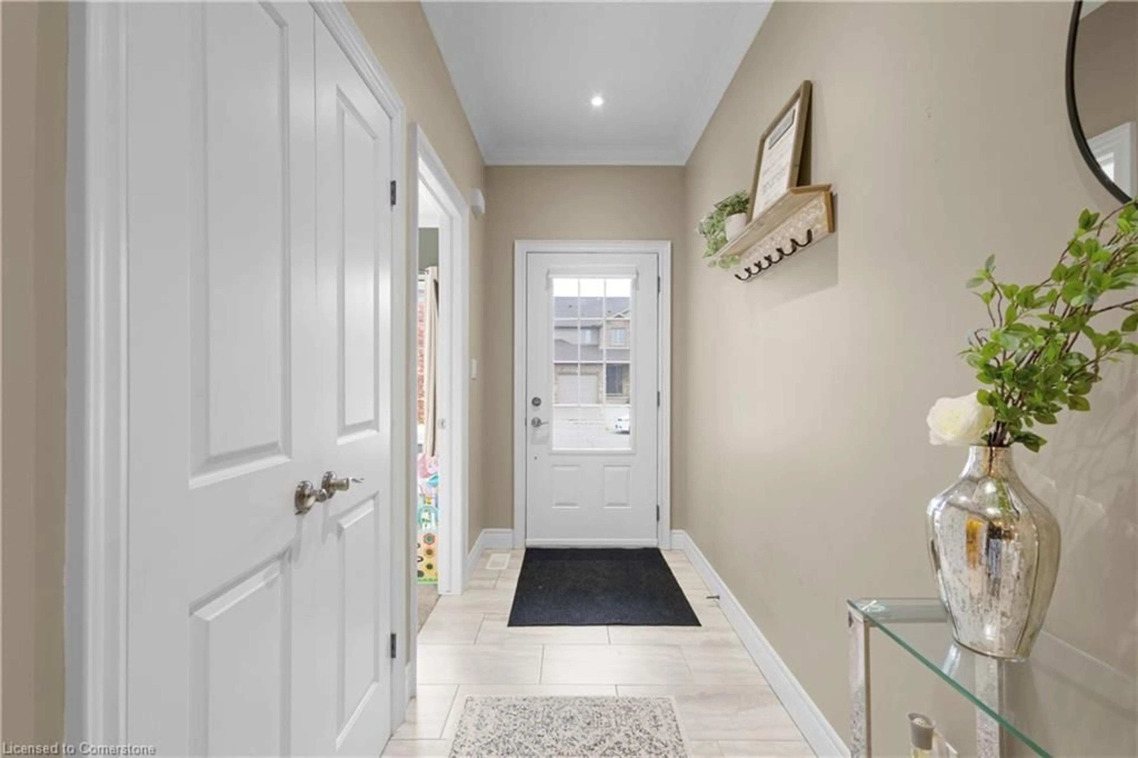 Indoor entryway for 40 Banks St, Brantford Ontario N3T 0H7