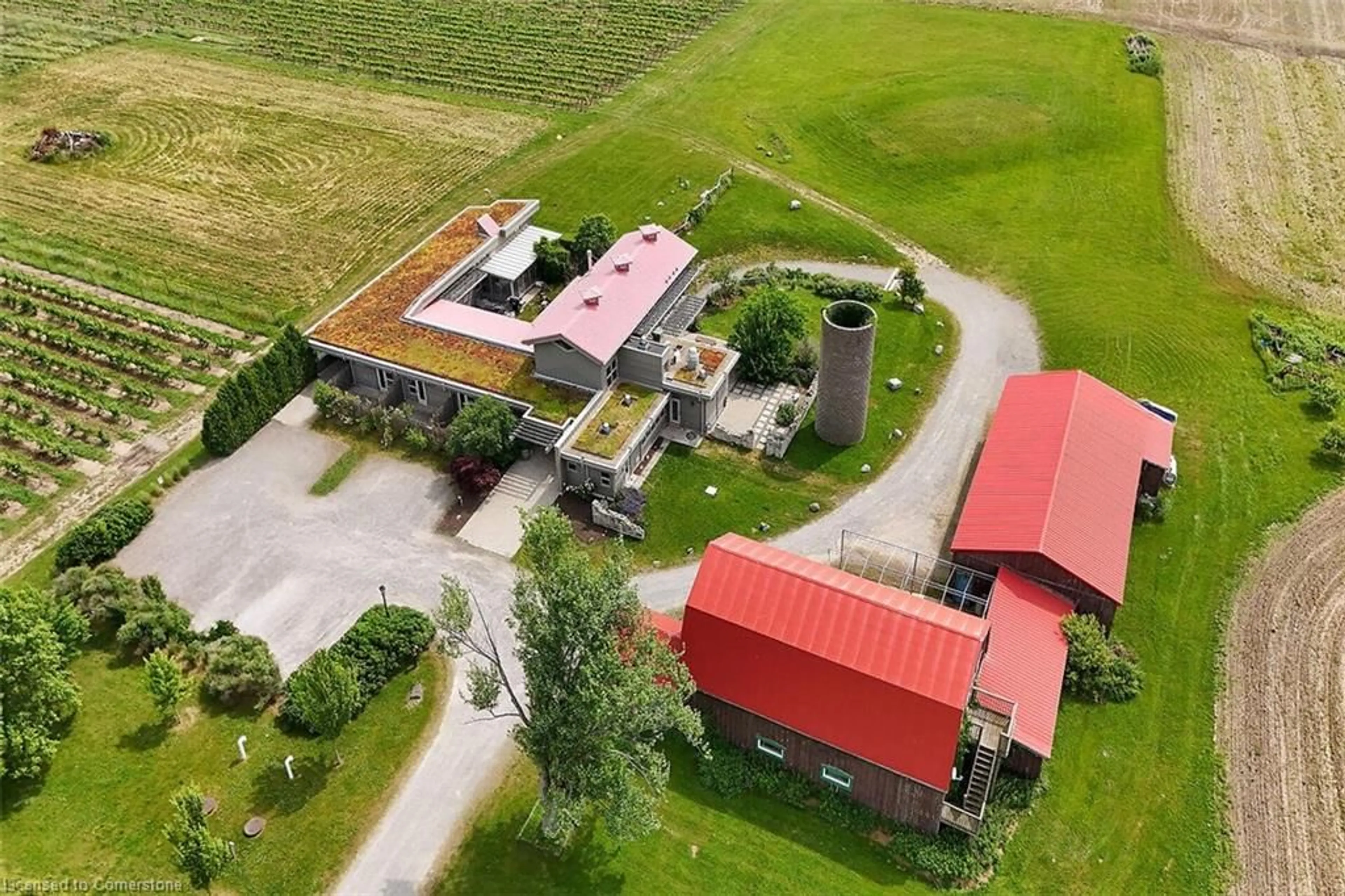 A pic from outside/outdoor area/front of a property/back of a property/a pic from drone, building for 3749 Walker Rd, Lincoln Ontario L0R 1B2