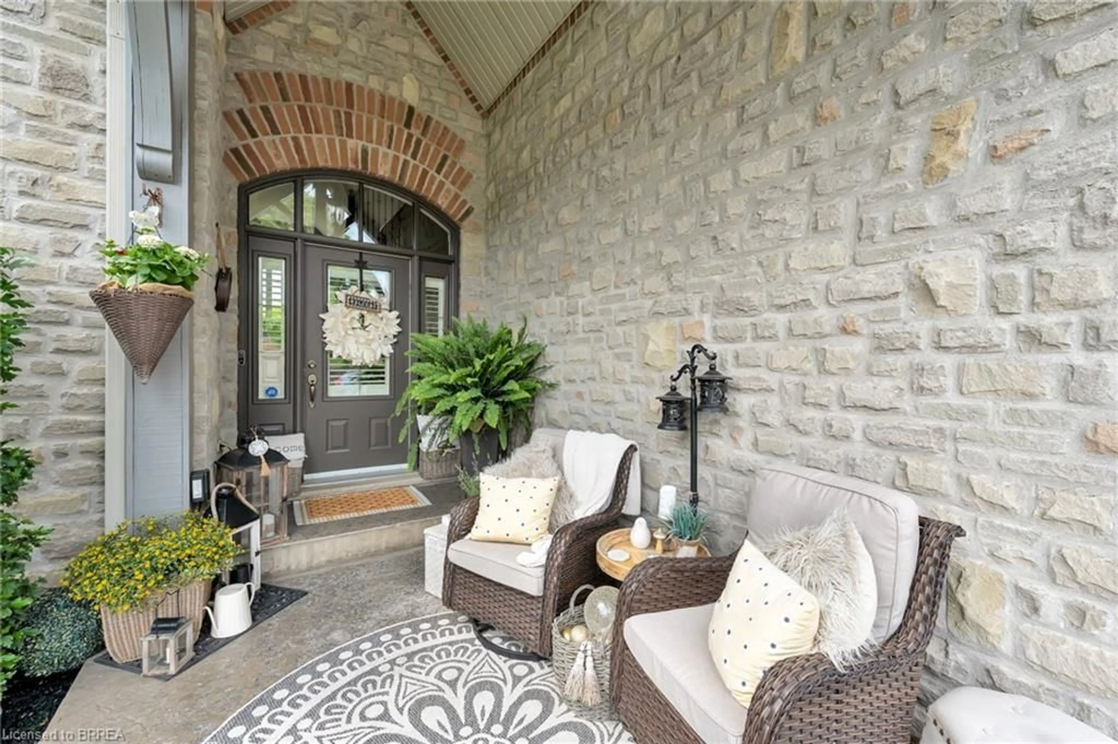Patio, street for 4 Macdonald Cres, Brantford Ontario N3R 8B2