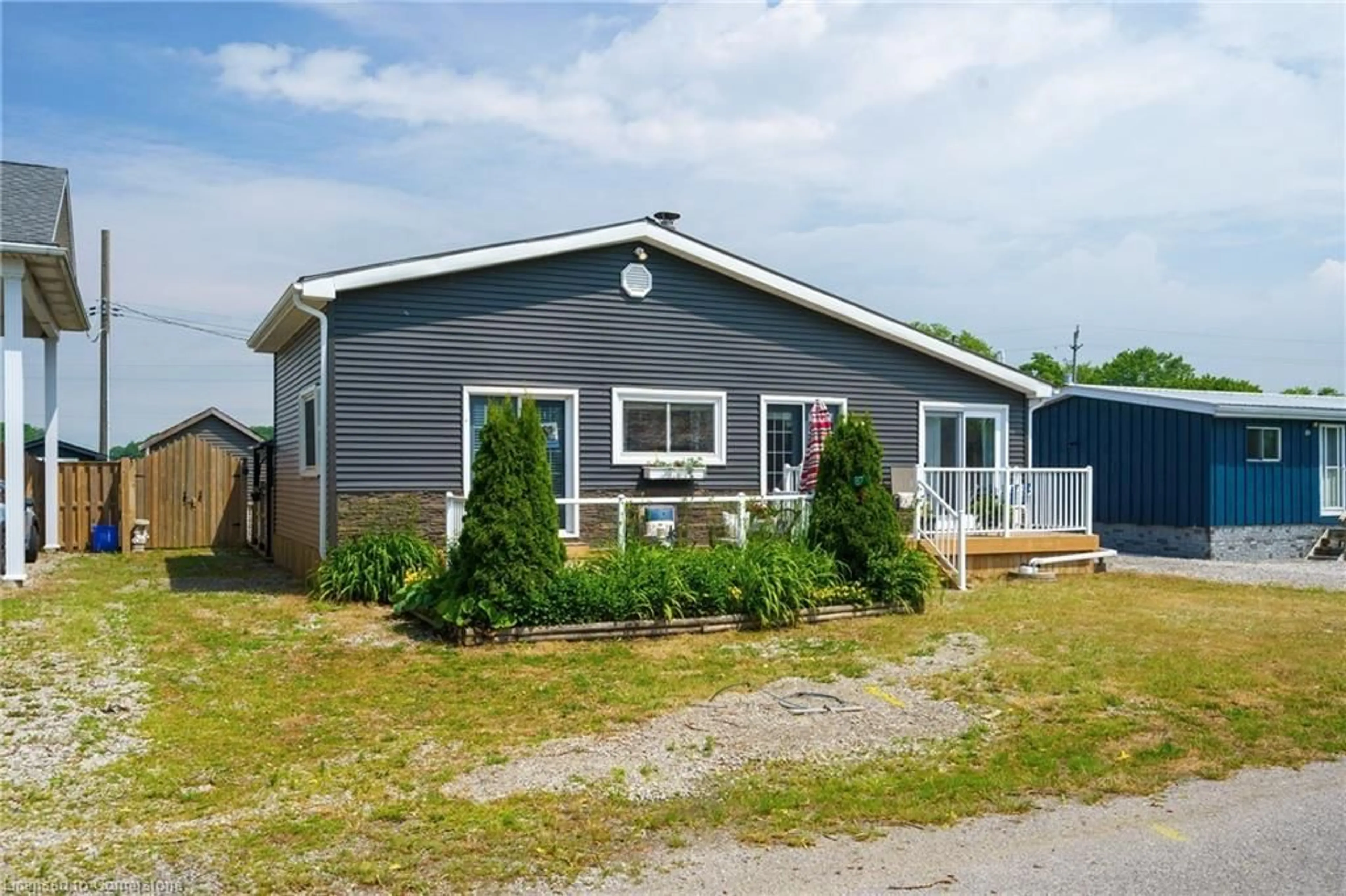 Home with vinyl exterior material, building for 87 Lakeshore Rd, Selkirk Ontario N0A 1N3