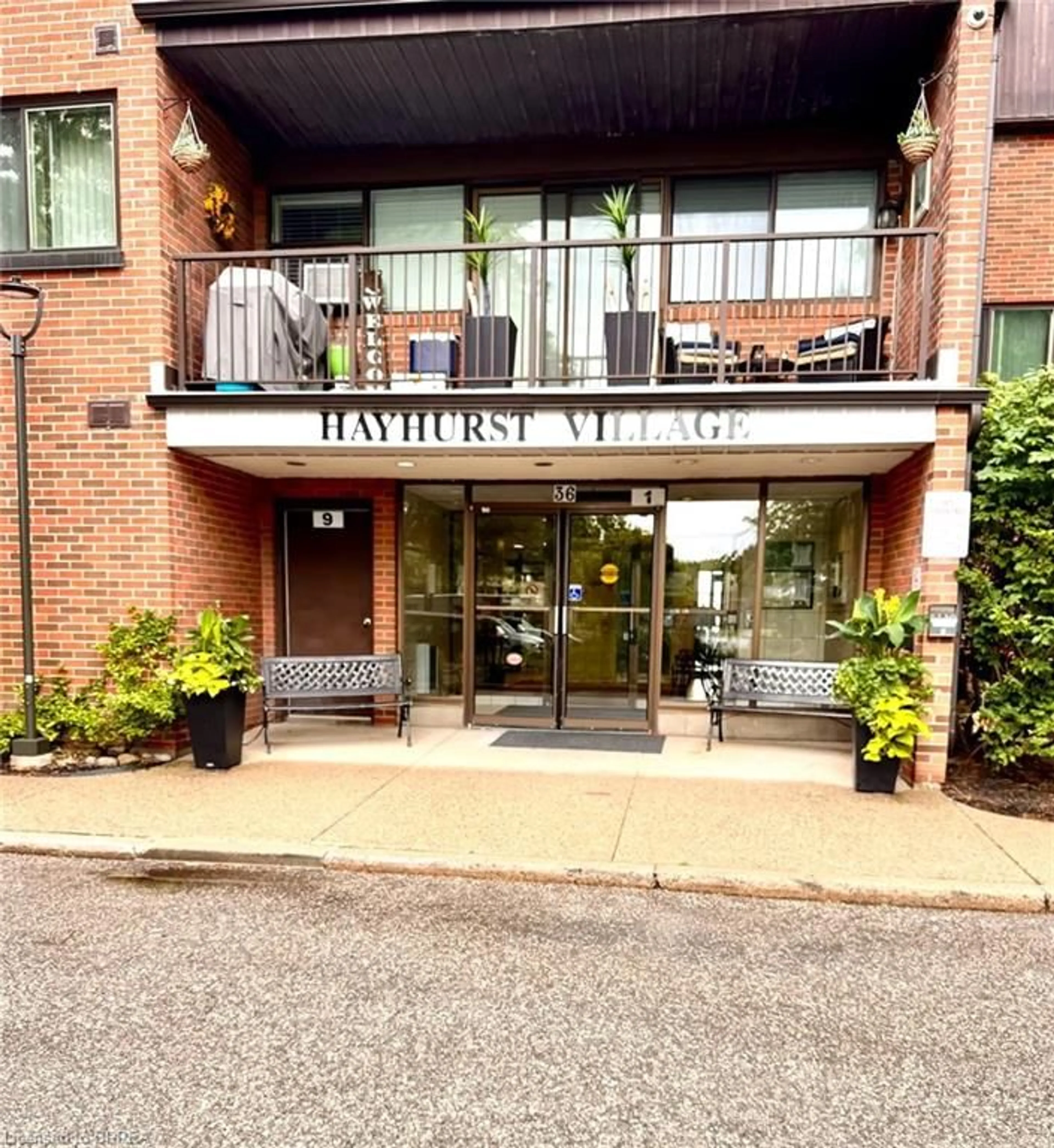 Indoor foyer for 36 Hayhurst Rd #160, Brantford Ontario N3R 6Y9