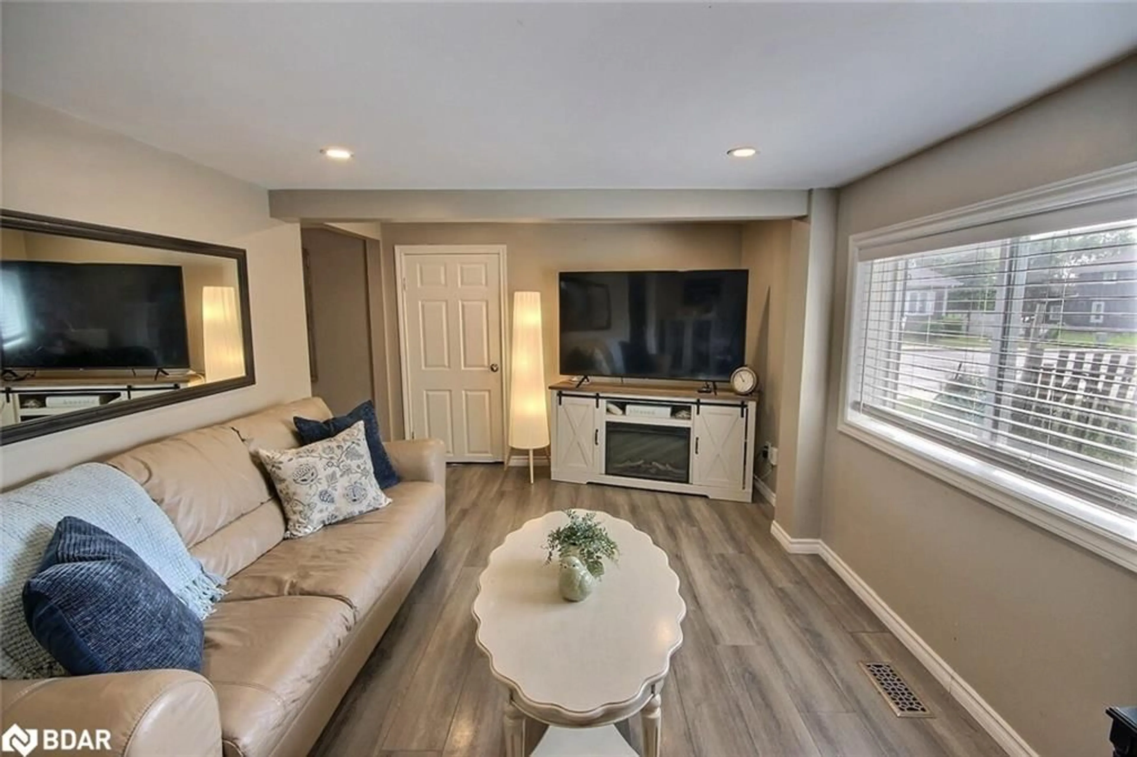 Living room with furniture, unknown for 68 Water St, Trenton Ontario K8V 4M3