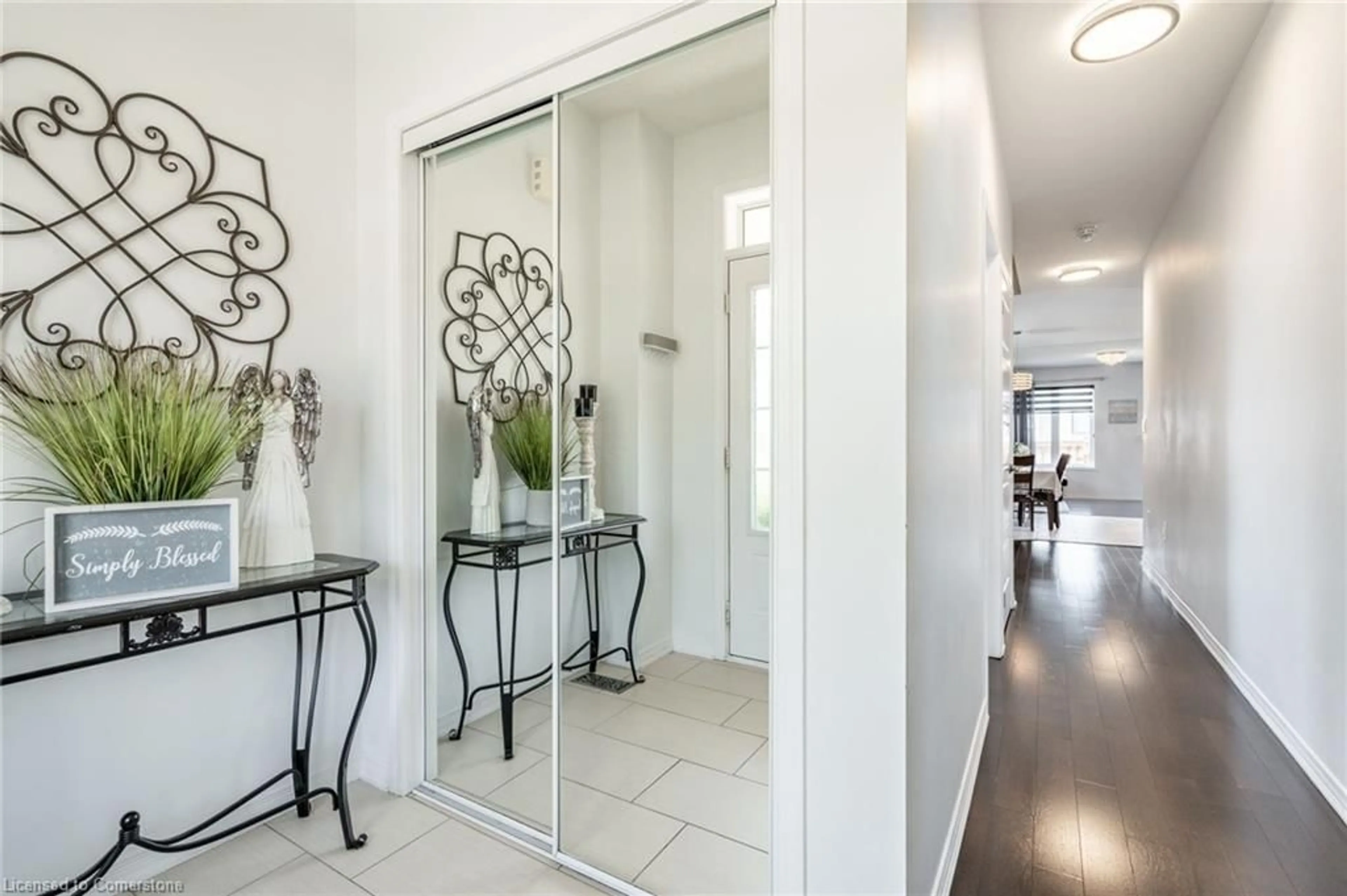 Indoor entryway for 17 Kelso Dr, Caledonia Ontario N3W 2G9