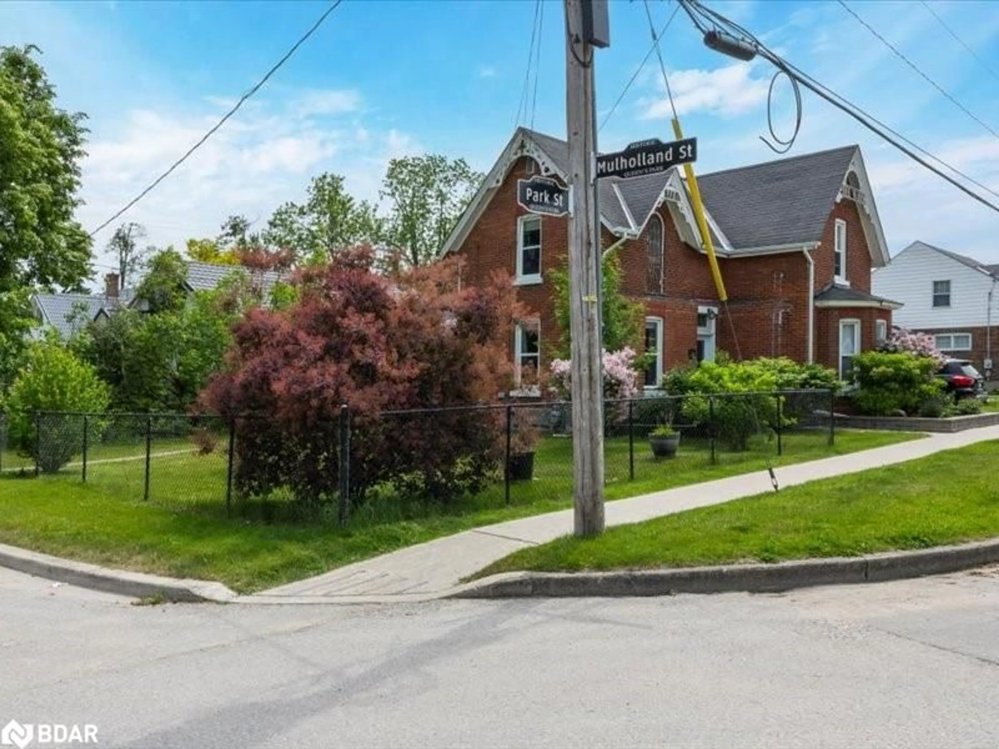 A pic from outside/outdoor area/front of a property/back of a property/a pic from drone, street for 49 Park St, Barrie Ontario L4N 1H7