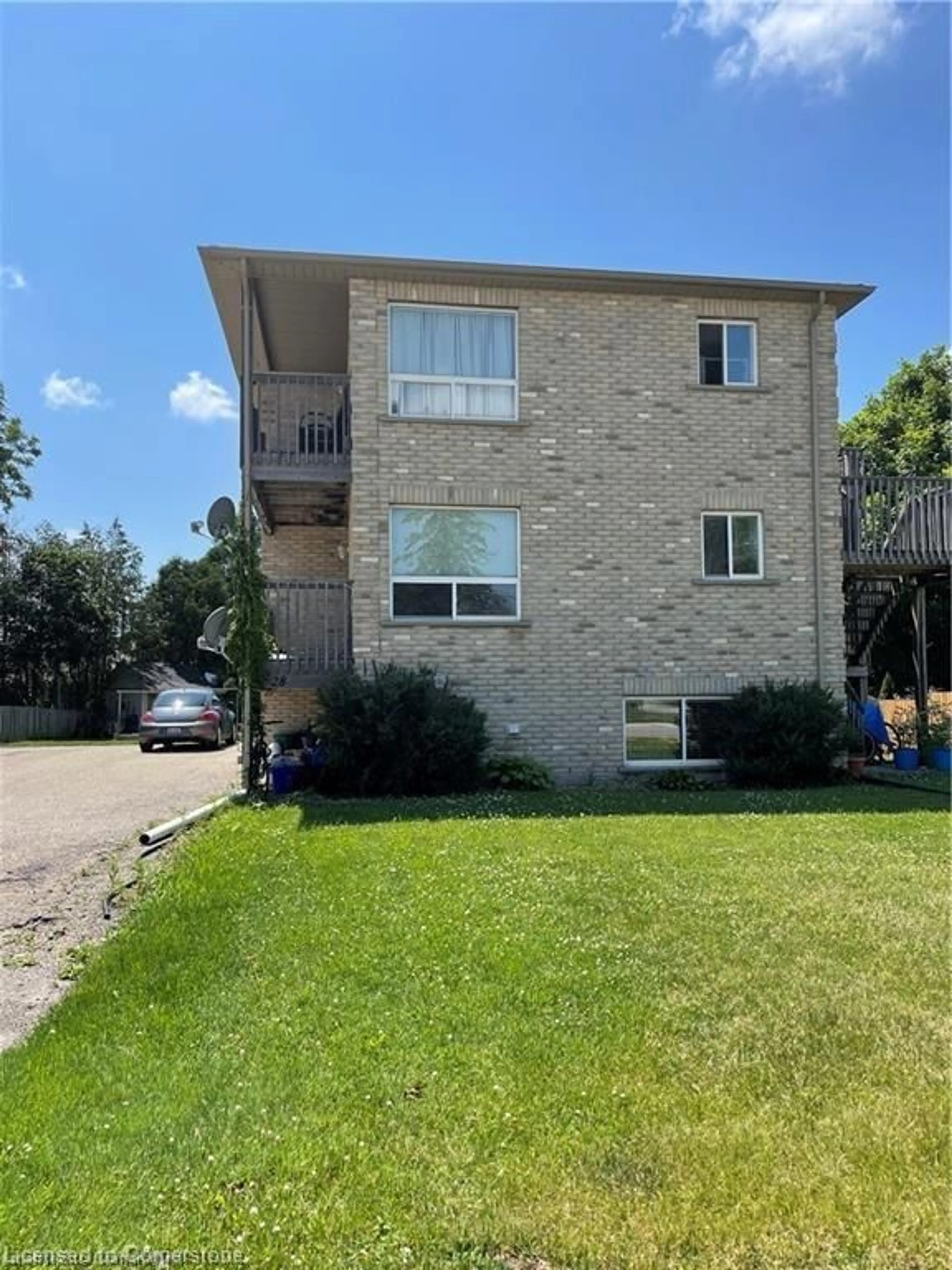 Home with brick exterior material, building for 28 King St, New Hamburg Ontario N3A 1W3