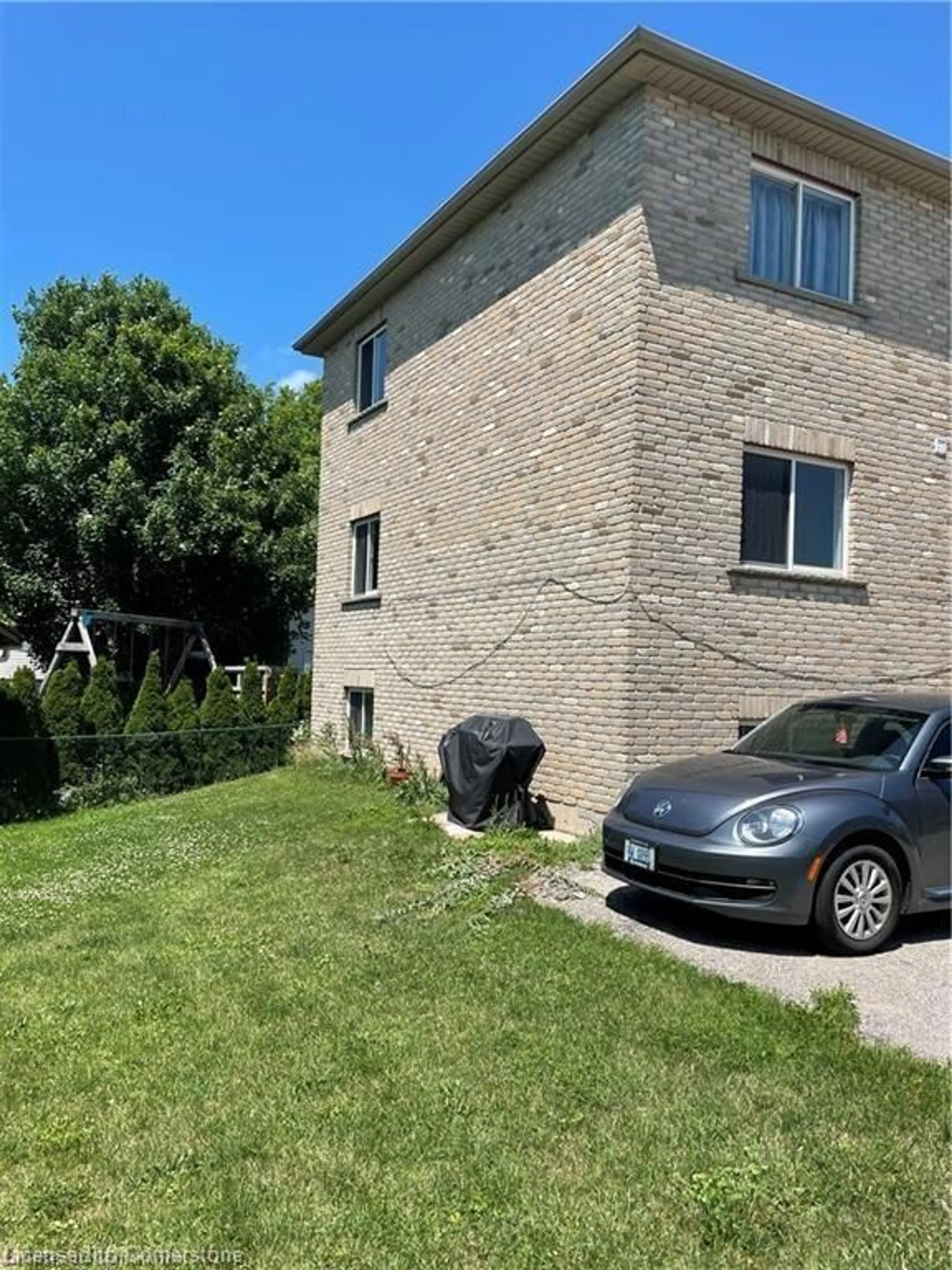 A pic from outside/outdoor area/front of a property/back of a property/a pic from drone, street for 28 King St, New Hamburg Ontario N3A 1W3