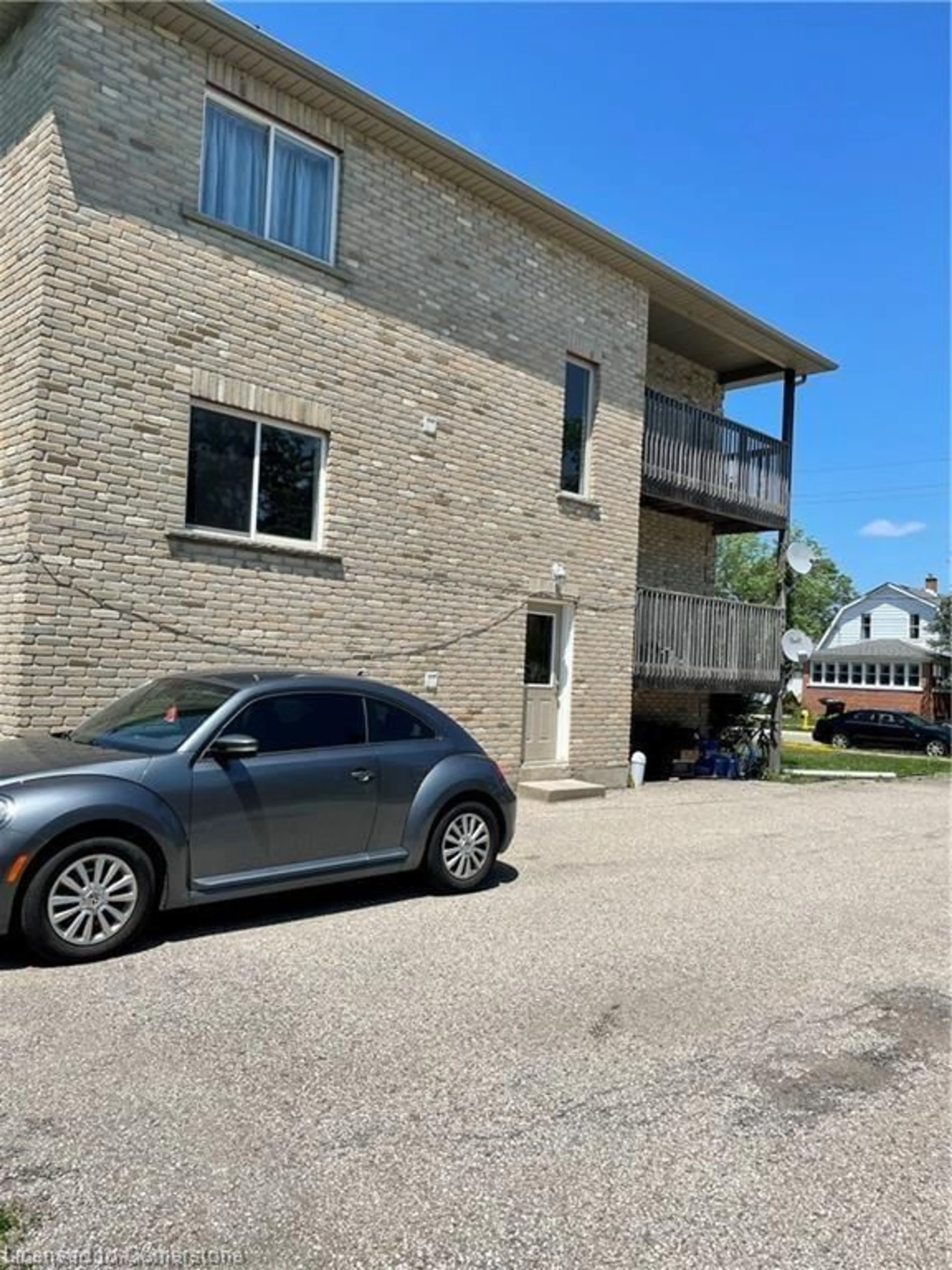 A pic from outside/outdoor area/front of a property/back of a property/a pic from drone, street for 28 King St, New Hamburg Ontario N3A 1W3