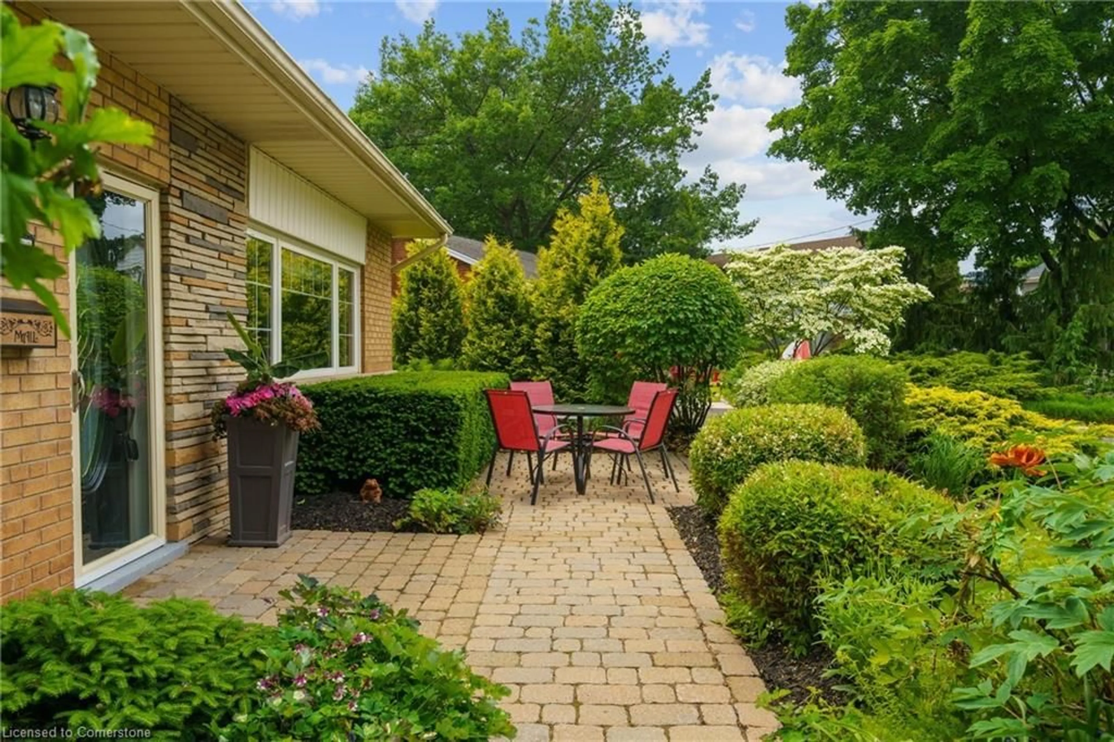 Patio, street for 290 Kent Cres, Burlington Ontario L7L 4T1