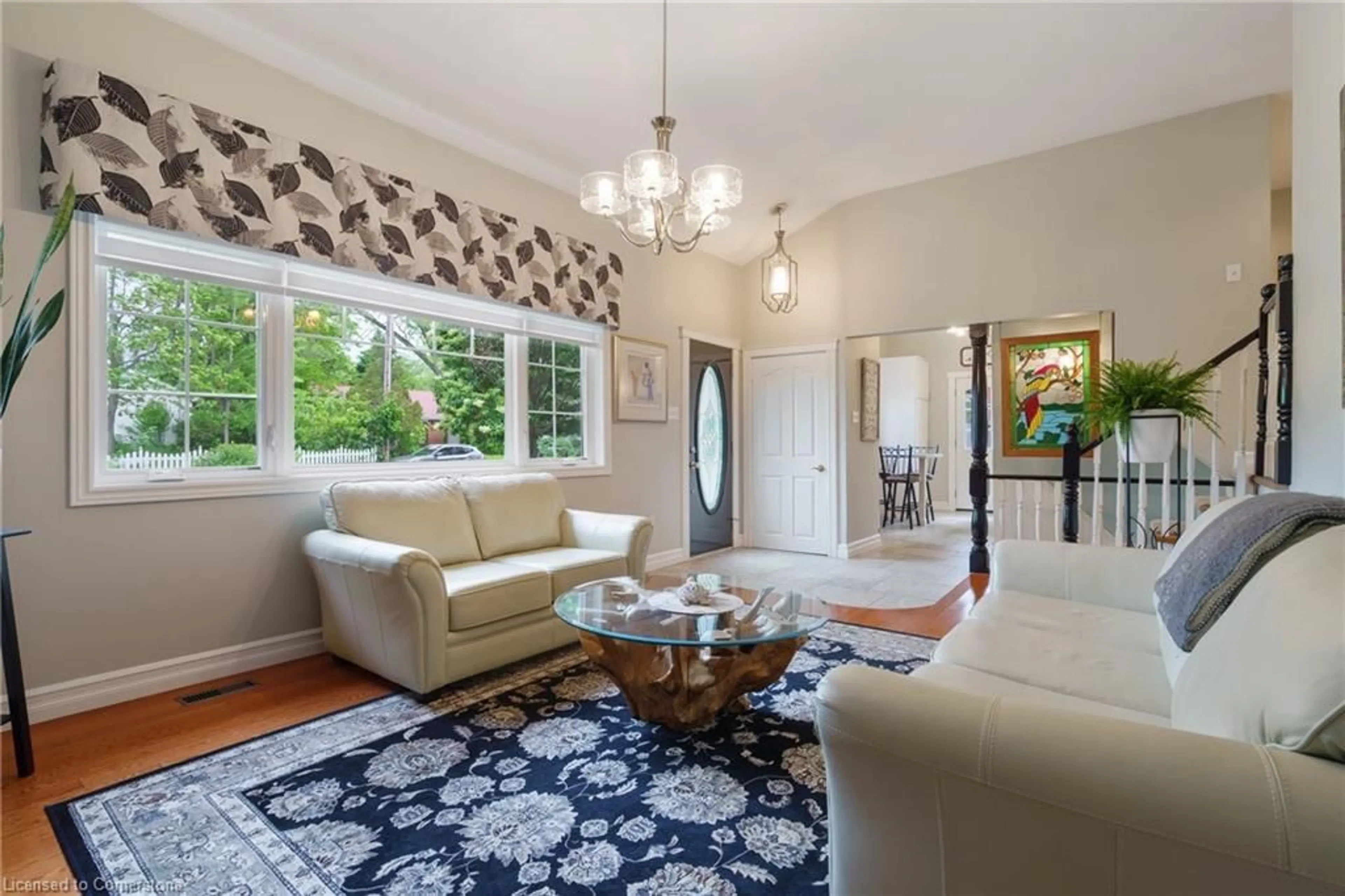 Living room with furniture, unknown for 290 Kent Cres, Burlington Ontario L7L 4T1